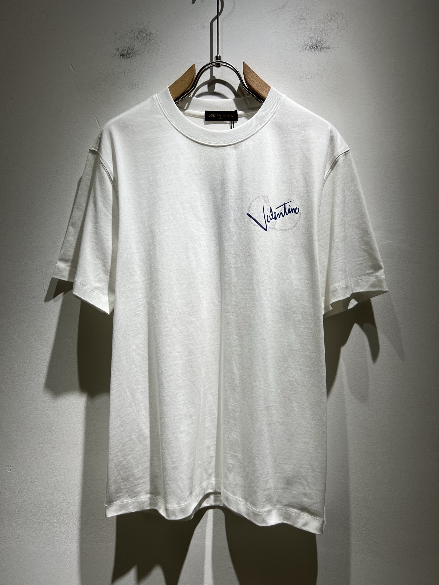 NO:463834,VALENTI*O Warren*nu~Counter style, 2025 spring and summer new short-sleeved T-shirt, front and rear logo printing design!  Simple, fashionable and young, versatile style, and a young and elegant upper body feel!  It will never be outdated. All major counters are listed simultaneously. The orders of goods, workmanship and details of the foreign trade full-quality trading company are very well-established, and they are very particular. The fabric is made of high-quality cotton fabric!  The upper body is comfortable and breathable, and the overall feels very crisp. It is worn on a daily basis. Whether it is worn alone or in the inner wear, it is simple and brilliant. Casual men and women should not miss it. Size M-5XL, valentino, valentino, T-shirt, tees, t-shirt, alexander wang19860909VALENTI*O华伦*奴～柜台款、2025春夏新款短袖T恤,前后logo印花设计！简单时尚而年轻,百搭风格,上身感很年轻优雅！永远不会过时.各大柜台同步上市,外贸全品相贸易公司订单货品,做工和细节部位非常到位,非常讲究.合体的剪裁.面料采用优质棉面料！上身舒适透气,整体又有很好的挺括感,日常基础穿着.不管单穿还是内搭,简简单单就很出彩,休闲男女不容错过.尺码M-5XL,,valentino,valentino,T-shirt,tees，t-shirt,alexander wang,Men's clothing