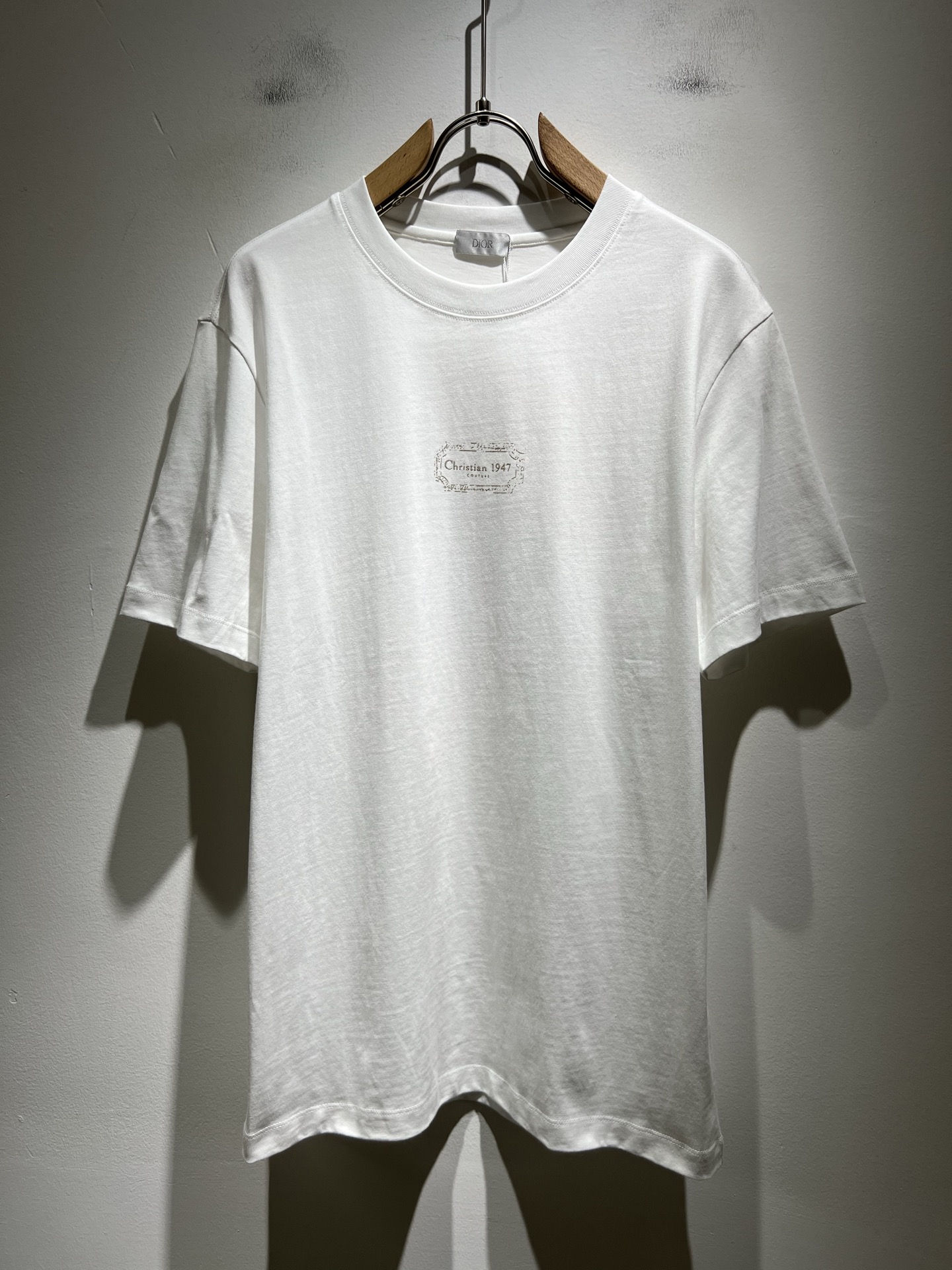 NO:463789,Dio*Dijia 2025 spring and summer new short-sleeved T-shirt for men and women, and the counter is available at the same time!  Customized exclusive 260g pure cotton fabric, customized original craft threads, chest logo pattern printing craft design!  Simple and generous, calm and versatile, extremely high-end, perfectly integrated with fashion and style, a top fashionable style that perfectly suits the outside wear!  The overall feeling is natural!  The ultimate classic versatile short-sleeved T-shirt is designed with the latest three-dimensional letter logo embroidery elements!  The ultimate perfection of heavy industry!  Fans who pursue high quality are please buy them by themselves, and all fans who know the goods are invited to appreciate this model together!  !  Size M-5XL, dior,dior,T-shirt,tees,t-shirt,alexander wang19860909Dio*迪家 2025春夏新款男女同款短袖T恤,专柜同步发售！定制专属260克纯棉面料,定制原版工艺螺纹,胸前logo图案印花工艺设计！简约大方,从容百搭,档次极高,完美融入时尚还有风情感一款完美符合外穿的顶尖时髦气质款！整体给人浑然天成的感觉！极致经典的百搭型短袖T恤,采用最新的立体字母logo刺绣元素设计！极致的重工极致的完美！追求高品质的粉丝们请自行抢购,诚邀所有识货的粉丝一同鉴赏此款！！尺码M-5XL,,dior,dior,T-shirt,tees，t-shirt,alexander wang,Men's clothing