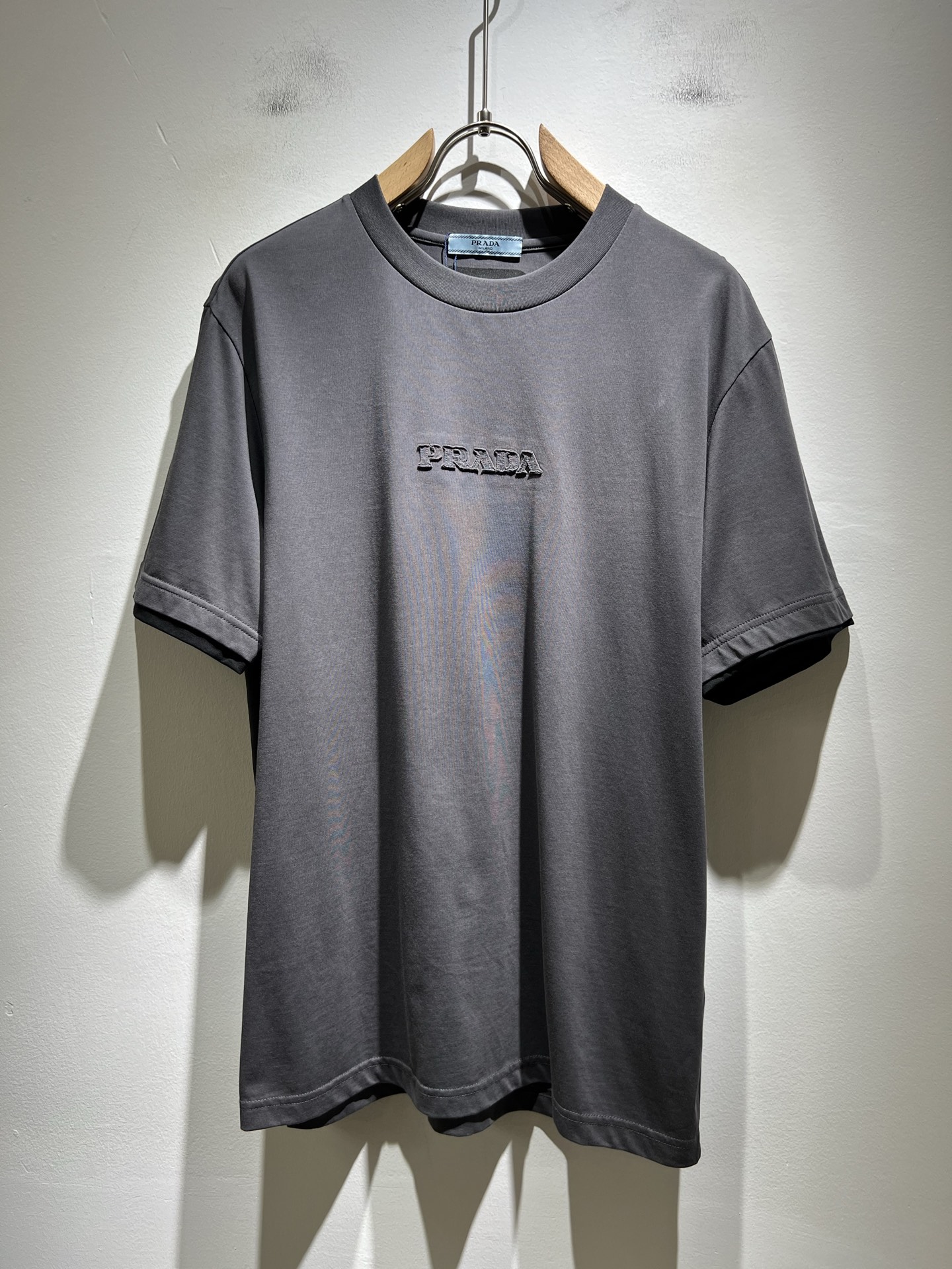 NO:470596,PRAD*A Pu*da 2025 spring and summer new short-sleeved T-shirt for men and women, the latest model is exclusively available on the entire network!  !  ~ It is classic and fashionable and versatile, who doesn’t like it? It will show the classic again. It is very pleasing to the eye and comes with a low luxury halo and recognition!  Pr*da's traditional brand concept and modern advanced technology are perfectly combined. Coupled with the extremely modern and modern minimalist design, P's exclusive logo pattern patch embroidery design!  Customized 100% imported pure cotton fabric!  The texture of this model is quite touching, the specifications and grades are known with tentacles. The degree of delicateness and breathability are top-notch!  Size M-5XL, prada, T-shirt,tees, t-shirt,alexander wang19860909PRAD*A普*达2025春夏新款男女同款短袖T恤,最新款全网独家首上！！~既经典有时尚百搭,谁不爱啊,将经典再次展现,非常的耐看,自带低奢光环与辨识度！Pr*da传统的品牌理念和现代化的先进技术进行了完美结合.加上极其现代摩登风范的简约设计,p家专属logo图案贴布刺绣设计！定制百分百进口纯棉面料！此款的质感相当感人 触手便知规格档次 细腻程度与透气效果堪称顶级！尺码M-5XL,,prada,T-shirt,tees，t-shirt,alexander wang,Men's clothing