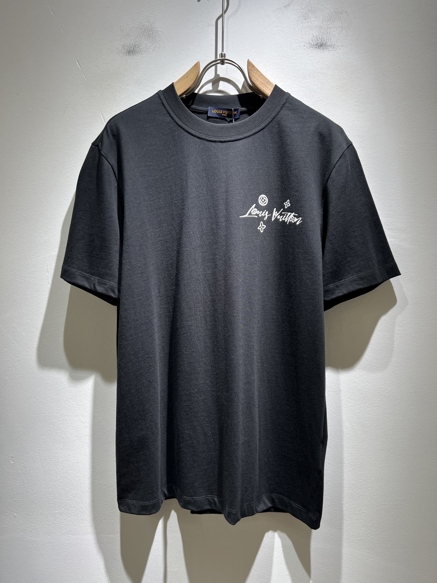 NO:467895,LouisVuitt*Louis*Deng The new series of spring and summer 2025 products are launched, a very fashionable and avant-garde short-sleeved T-shirt for men and women, with logo logo pattern and printing decoration!  Different from the past, it declares the design concept of brand inheritance!  Its eye-catchingness is no less than any classic style, perfectly presenting the fashionable, high-end and luxurious feeling in front of the world!  Made of imported 260 grams of cotton, selected high-quality pure cotton fabrics, soft and soft to the touch, the real thing is definitely beyond your imagination, close to the body and breathable, even if you sweat profusely, you will not feel greasy or stuffy, and will bring sweating and moisture absorption to the extreme!  Size M-5XL, louis vuitton,louis vuitton,t-shirt,tees,t-shirt,alexander wang19860909LouisVuitt*路易*登 2025春夏全新系列单品上线,非常时髦前卫的一款男女同款短袖T恤,标识logo图案印花修饰！区别于以往的不同,宣示品牌传承的设计理念！其吸睛度完全不亚于任何经典款式,将时髦高级感与奢华感完美呈现在世人眼前！客供进口260克全棉材质制成,精选优质纯棉面料,触感软糯亲肤细腻,实物到手绝对超乎你的想象,贴身无比舒适透气,即便是汗流浃背也不会有腻身及闷热感可言,将排汗吸湿性发挥到了极致！尺码M-5XL,,louis vuitton,louis vuitton,T-shirt,tees，t-shirt,alexander wang,Men's clothing