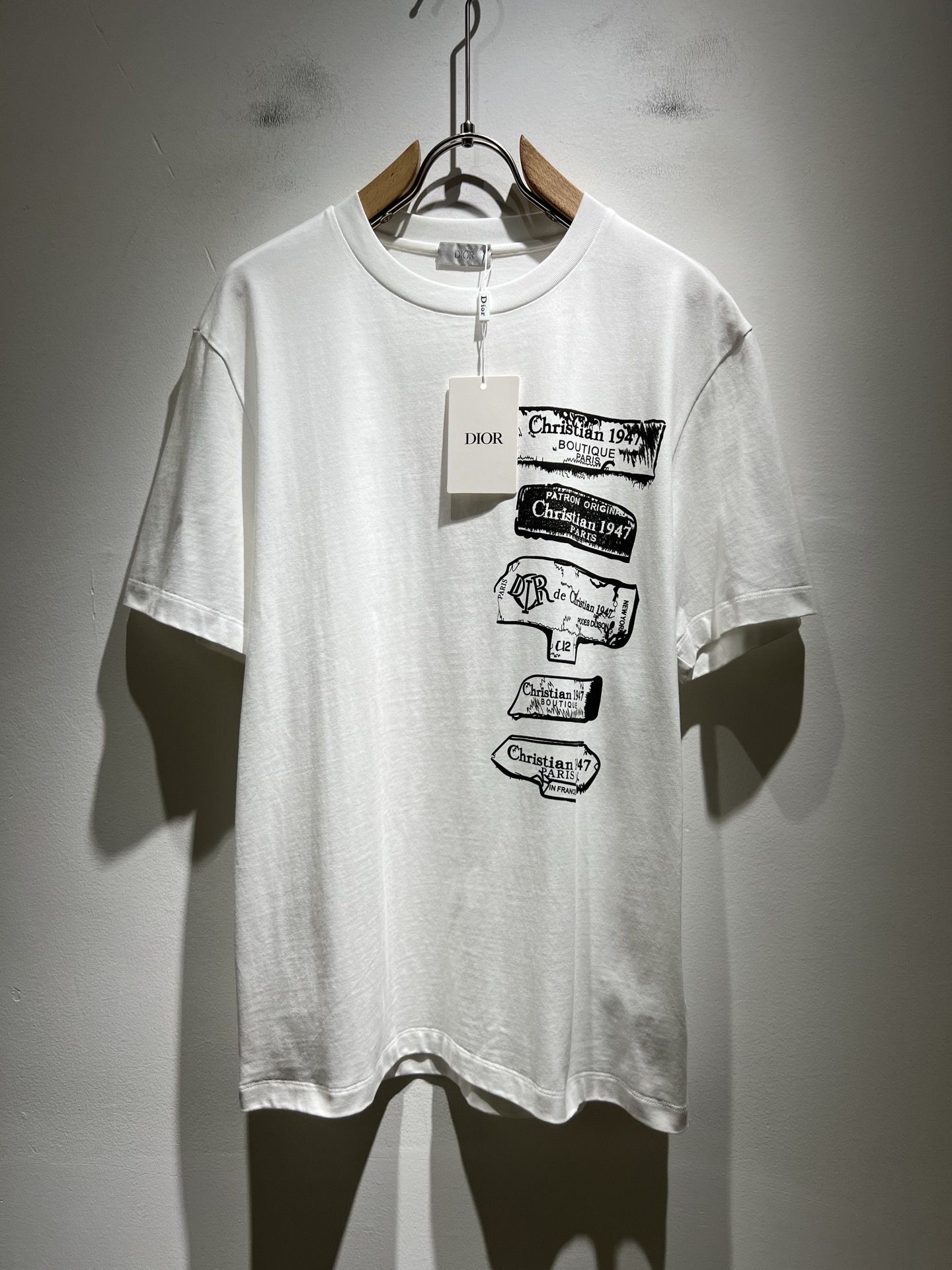 NO:463821,Dio*Dijia 2025 spring and summer new short-sleeved T-shirt for men and women, and the counter is available at the same time!  Customized exclusive 260g pure cotton fabric, customized original craft threads, chest logo pattern printing craft design!  Simple and generous, calm and versatile, extremely high-end, perfectly integrated with fashion and style, a top fashionable style that perfectly suits the outside wear!  The overall feeling is natural!  The ultimate classic versatile short-sleeved T-shirt is designed with the latest three-dimensional letter logo embroidery elements!  The ultimate perfection of heavy industry!  Fans who pursue high quality are please buy them by themselves, and all fans who know the goods are invited to appreciate this model together!  !  Size M-5XL, dior,dior,T-shirt,tees,t-shirt,alexander wang19860909Dio*迪家 2025春夏新款男女同款短袖T恤,专柜同步发售！定制专属260克纯棉面料,定制原版工艺螺纹,胸前logo图案印花工艺设计！简约大方,从容百搭,档次极高,完美融入时尚还有风情感一款完美符合外穿的顶尖时髦气质款！整体给人浑然天成的感觉！极致经典的百搭型短袖T恤,采用最新的立体字母logo刺绣元素设计！极致的重工极致的完美！追求高品质的粉丝们请自行抢购,诚邀所有识货的粉丝一同鉴赏此款！！尺码M-5XL,,dior,dior,T-shirt,tees，t-shirt,alexander wang,Men's clothing