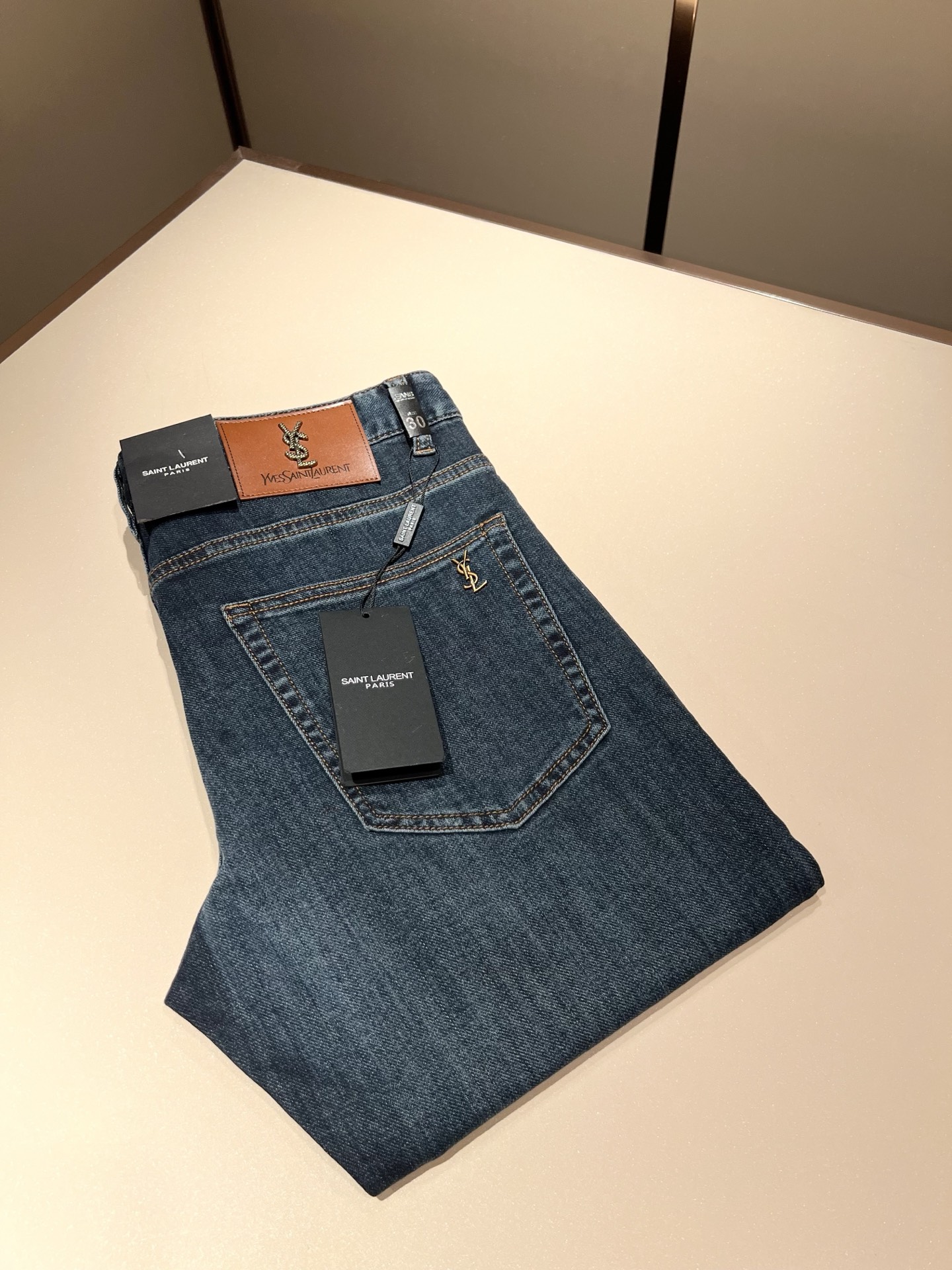 NO:463725,SAINT LAURE*T Saint Laurent 2025 spring and summer new men's jeans, trendy light luxury new products debut, original single replica product, high-end quality, highest version of the market, Milan fashion designer model, sneak peek, exclusive on-site sale; original exclusive customized original denim fabrics are available for customers!  Simple, elegant and exquisite YSL letter logo waist brand craft design!  The upper body effect is excellent, and the comfortable and close body show your temperament!  29-38, saint laurent, saint laurent, saint laurent, saint laurent, jeans, alexander wang19860909SAINT LAURE*T 圣罗兰 2025春夏新款男士牛仔裤,潮流轻奢新品登场 原单复刻产物 高端品质 市场最高版本 米兰时装设计师款 先睹为快,独家现货发售；客供原版专属定制原版牛仔面料！简单大气精致YSL字母logo腰牌工艺设计！上身效果超赞,舒适贴身彰显气质！码数29-38,,saint laurent,saint laurent,saint laurent,jeans,alexander wang,Men's clothing