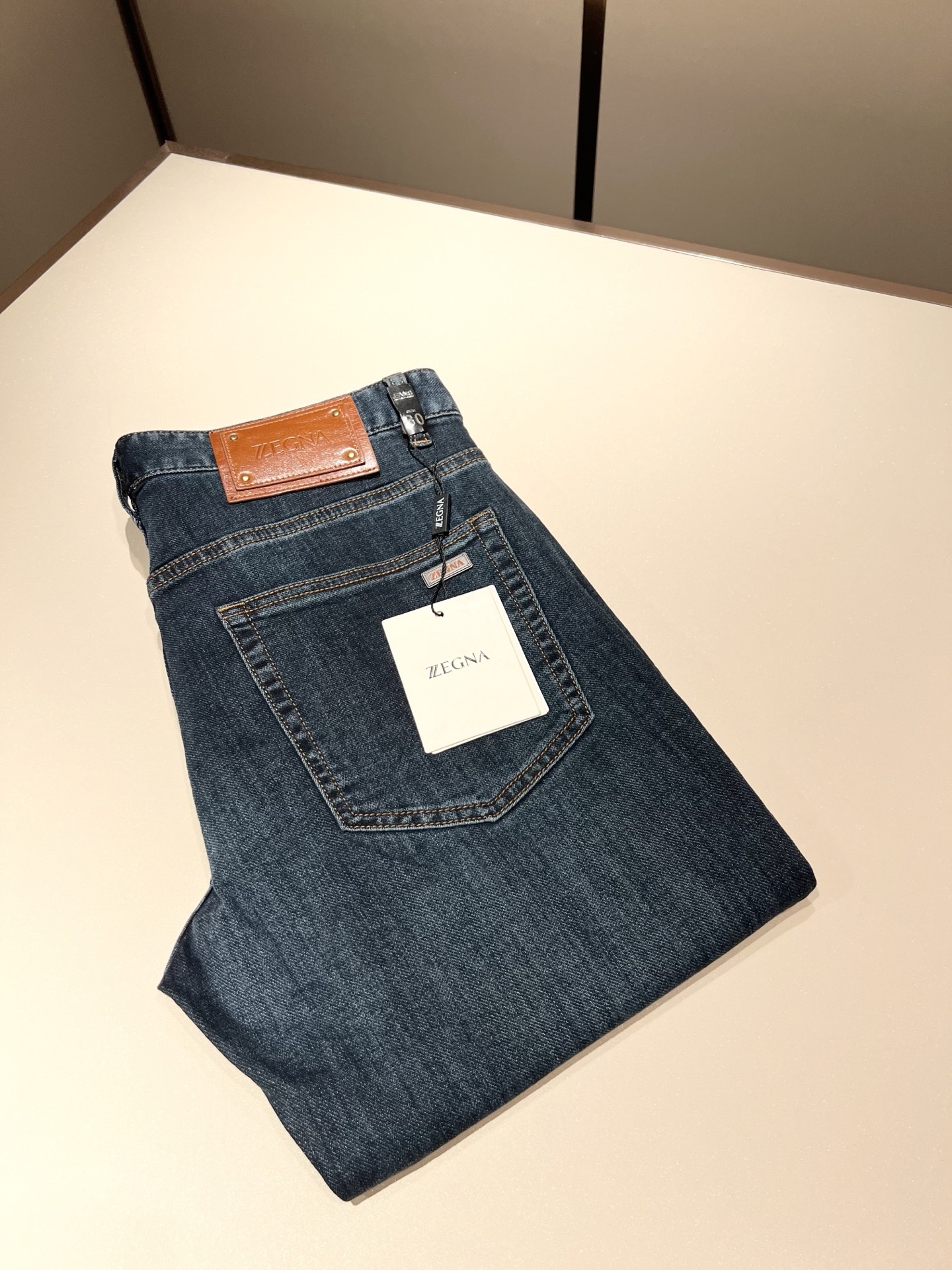 NO:463711,Zegna's new spring and summer 2025 new men's casual jeans, the finale of the channel has appeared!  !  Sold simultaneously at the counter!  It is no exaggeration to say that this trouser is made from the original OEM channel, not a bragging original OEM, but is a product from the domestic ready-to-wear OEM factory officially authorized by Jenia!  Therefore, the ratio of quantity and size is extremely short, so you can earn it if you grab it!  The best pants are officially unveiled!  !  !  !  !  !  Zegna's things have always been one of the only essential outfits for successful business people!  Not everyone can easily surpass the brand's high-end style and its own strong aura. No matter which season the style is, it is a standard temperament!  However, the fabric style is between business and casual and daily wear, and the waist design logo waist brand decoration!  Only Jenya, who can design a pair of trousers so well-suited to the public, is the only one who focuses on men's clothing, business and casualness!  Whether you wear this style in a casual occasion or in a business occasion, you must wear it well and be able to wear it to your own taste!  Pants that give yourself unlimited points!  Size 29-40, zegna, jeans, alexander wang19860909Zegna 杰尼亚 2025春夏新款男士休闲牛仔裤,压轴的渠道货出现了！！柜台同步销售！ 毫不夸张的说,此款裤装是原厂代工渠道的货,并不是吹牛的原厂代工,完全是由杰尼亚官方授权的国内成衣代工厂出来的产品！所以数量跟尺码配比都极度紧缺,抢到就是赚到！最好的裤装正式揭幕！！！！！！Zegna的东西,从来都是成功商务人士的专属必备行头之一！品牌高级的格调以及自带强大的气场并不是所有人都能轻易凌驾的.无论哪季的款式都是都是气质标配！但是面料版型又介乎于商务休闲跟日常穿着之间,腰身设计logo腰牌修饰！能将一款裤装设计到如此贴合大众穿着,也就只有专注于男装商务休闲的杰尼亚了！不论您是休闲场合穿搭,或者商务场合此款都能搭配的恰到好处要穿,就必须穿好的,能穿出属于自己品味的！给自己无限加分的裤子！尺码29-40,,zegna,jeans,alexander wang,Men's clothing