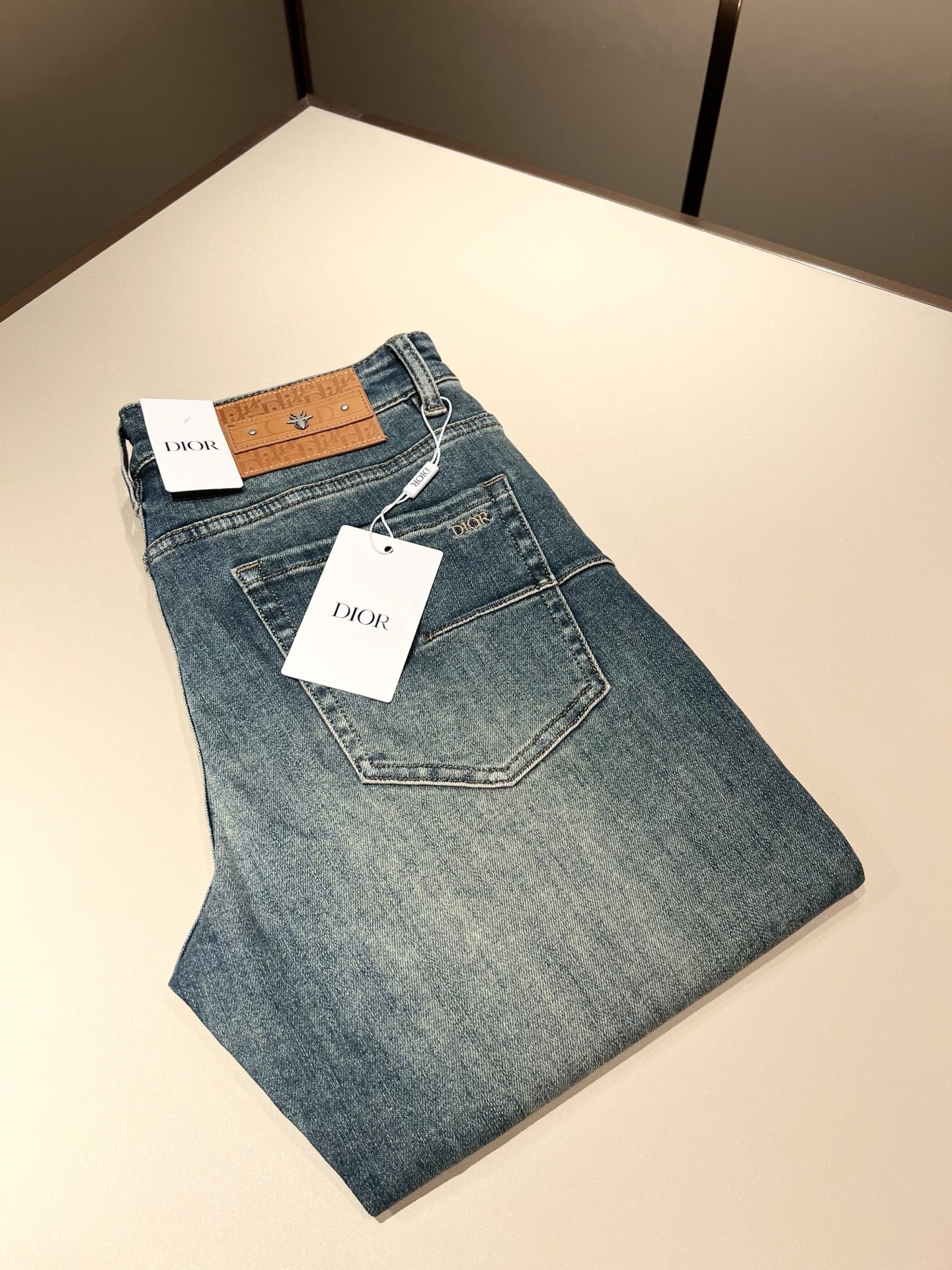 NO:463718,Dio*r Dijia 2025 spring and summer men's washing small straight jeans!  Trading company channel is awesome, with excellent quality, versatile versatile pants king in the fashion circle, European and American street photography mid-to-high frequency wear demonstration, leather waist brand logo design!  And it is a must-have item for luxury brands every season!  Very pure and minimalist design tone!  Adhering to the D family's consistent fashion proposition, it is quite eye-catching, and it demonstrates its ingenious craftsmanship and strongly posits its brand identity!  Customized Italian tannin fabrics are invincible in texture and have a charm, perfect style and tailoring, and excellent slimming effect. They can sweep the wardrobe and match any top set. They are widely compatible and casual, with full upper body shapes and invincible fashionable and versatile!  Size 29 -40,dior,dior,dior,jeans,alexander wang19860909Dio*r 迪家 2025春夏男士水洗小直筒牛仔裤！贸易公司渠道牛货,品相超赞,时尚圈万能的百搭裤王,欧美街拍中高频穿搭示范,皮革腰牌logo设计！且是奢侈品牌每季必出的单品！非常纯粹极简的设计基调！秉承了D家一贯的时尚主张,颇具看点,即彰显了匠心工艺又有力的标榜了品牌身份！客供意大利定制丹宁面料,质感无敌赞,颇具韵味,版型剪裁完美,提臀修身显瘦效果极佳,可横扫衣橱任何的上装搭配,兼容性广泛,休闲兼备,上身型款十足,无敌的时髦百搭神品！尺码29 -40,,dior,dior,dior,jeans,alexander wang,Men's clothing