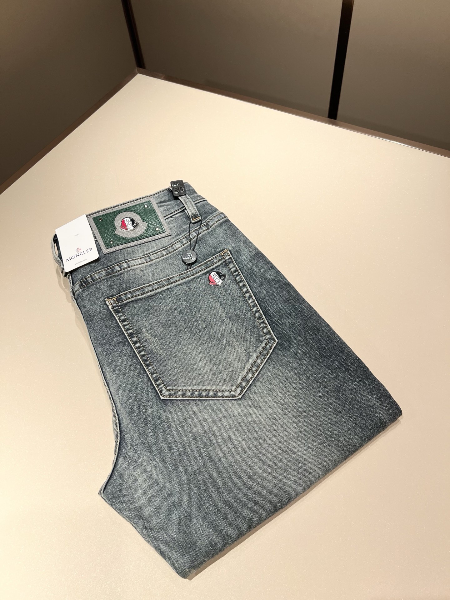 NO:463732,MONC Meng*kou's new spring and summer jeans are available in trading companies and are released on the official website at the same time!  M Scarce Channel Order Products, Quality Control Close Your Eyes to Accept It’s No Regret!  Customized original logo badge design!  This denim trousers are made of imported pure cotton fabrics!  The top denim fabric is carefully crafted, the ingredients are very basic but super perfect. The surface twill feels clear and natural, and the feel is really tough. The actual product will definitely make you convinced and can withstand the test of random counters!  The style is also very outstanding, and it is a super slim style. If you can meet it, please quickly accept it, which will save you a lot of effort in matching!  Size 29-40, jeans,alexander wang19860909MONC蒙*口2025春夏新款牛仔裤,贸易公司渠道稀出,同步官网发售！M稀缺渠道订单臻品,品质控闭眼收走的不后悔款！定制原版logo徽章设计！本款牛仔长裤选用客供进口纯棉面料！顶级牛仔面料精心制作,成份组合很基础却又是超完美,表面斜纹肌里感清晰自然,手感瓷实有韧性,实物到手绝对让你为之诚服,经得起随意柜台支验！版型方面也非常出色,属于超显瘦的版型,能碰到的就赶紧收下,会让你在搭配方面省下不少力！尺码29-40,,jeans,alexander wang,Men's clothing