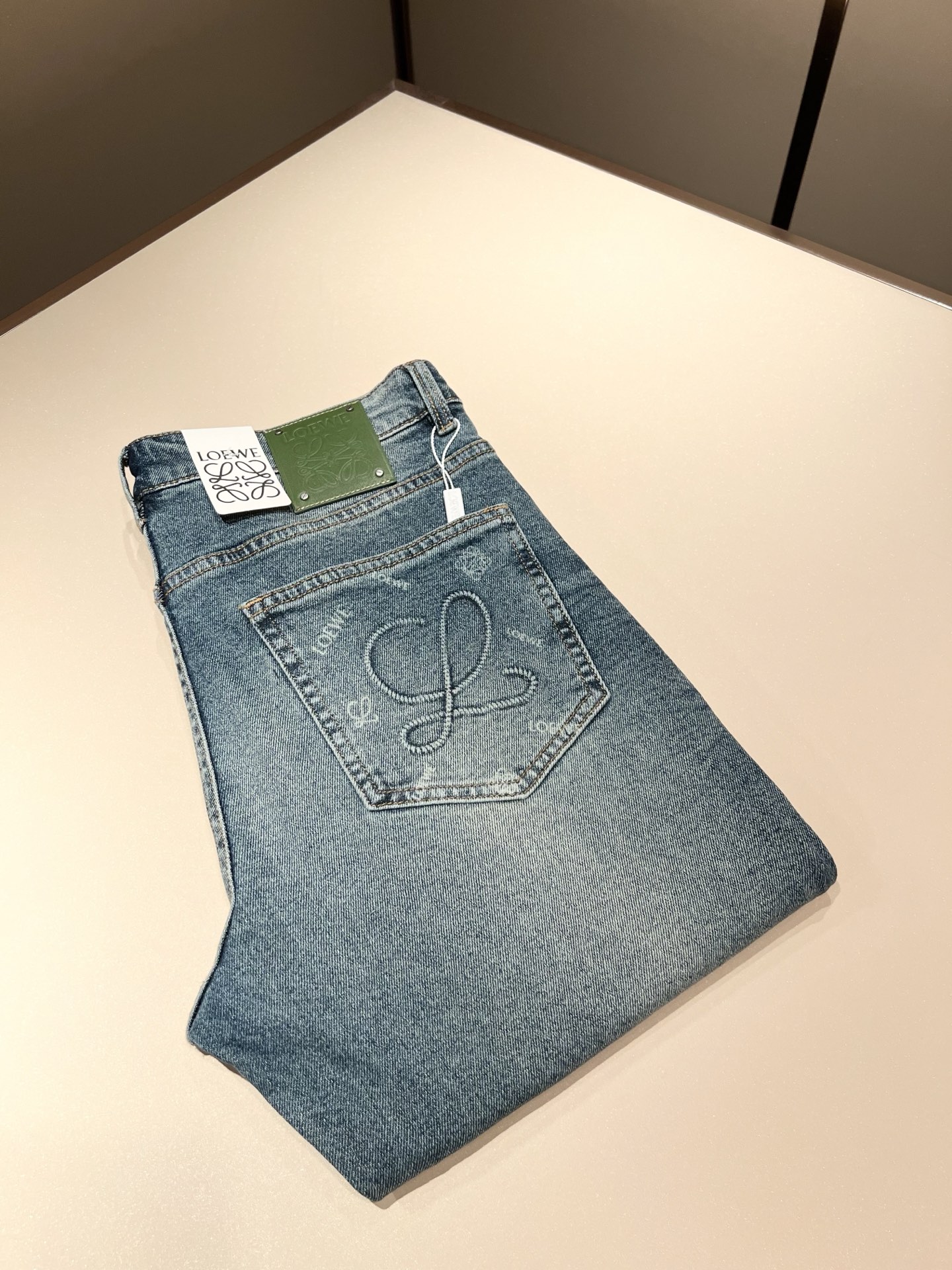 NO:463737,LO*WE/Luo*We 2025 spring and summer new men's fashion high-end casual pants, Hong Kong foreign business channel products, original Japanese products, pure blood quality, perfectly continues the essence and genes of LOE*'s home. From the main fabric to the detailed craftsmanship, all show the ingenuity of quality, use multiple brand elements to interpret, and choose precious cowhide material to build a logo waist brand leather design!  Identity manifestation that belongs to the soul!  Customer-supplied high-end imported pure cotton fabrics, very high-end and fashionable detailed craftsmanship, red ear cloth is completed by a specific antique loom. This element represents the identity and rank of jeans, which is very worthy of careful appreciation!  In terms of matching, it is invincible and explains the versatility in place, with ingenious details and exquisite accessories. The auxiliary materials are all provided by foreign merchants. They are tailored and slim, and the upper body is lifted with an excellent effect. They are a styling item that is hard to come by!  Size 30 -40, loewe, jeans, cowhide, alexander wang19860909LO*WE/罗*威2025春夏新品男士时装款高端休闲裤,香港洋行渠道货,日本原厂出品,纯血统品质,完美延续了LOE*家的精髓与基因,从主体面料到细节工艺,无不彰显出品质的匠心所在,运用多个品牌元素标识来诠释,选取矜贵的牛皮材质构建logo腰牌皮革设计！属于灵魂式的身份彰显！客供高级进口的纯棉面料,非常高级且时髦的细节工艺,赤耳布是由特定古董织布机完成,此元素代表着牛仔裤的身份及段位,非常值得细品悦人！在搭配上所向无敌,把百搭阐释到位,细节匠心考究,辅料皆为外商客供,剪裁合体修身,上身提臀效果绝佳,可遇而不可求的造型单品！尺码30 -40,,loewe,jeans,cowhide,alexander wang,Men's clothing