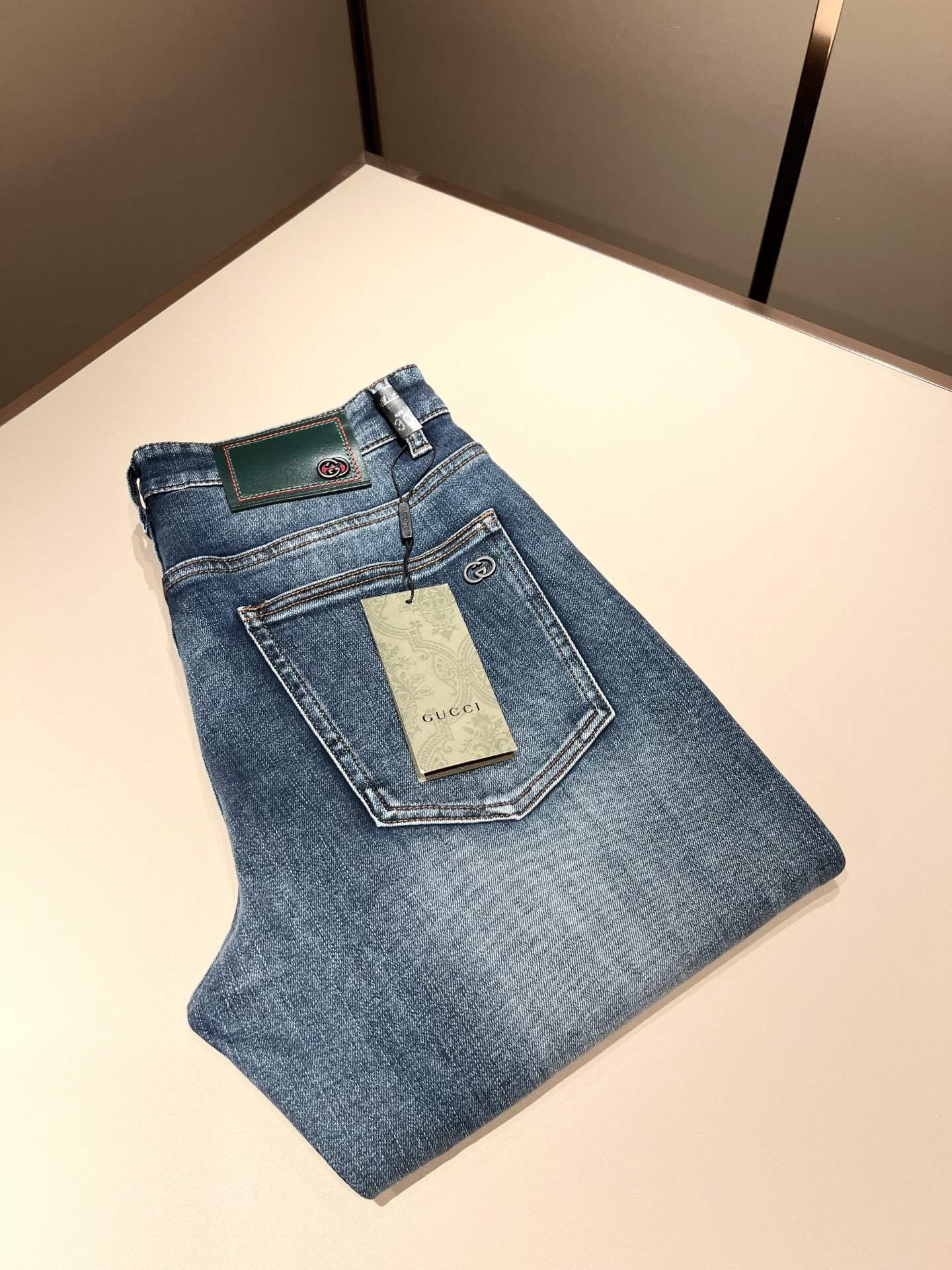 NO:497690,Guc* Gucci 2025 spring and summer new product for men's high-end casual and versatile four-season commuting slim tailoring jeans!  For fans, such a grand classic design is enough to plant grass at a glance. It is the most handsome series of all jeans this year. I only need to take a look and know that this will definitely be a sensational hit, and it is popular on the Internet. The classic slim three-dimensional tailoring style is equipped with the latest logo pattern waist brand craft design!  Very representative waist brand modification!  It simply and easily demonstrates the charm of the brand, and naturally presents specifications, grades, fashion and trendy effects. It matches the performance to easily create a high-end and high-end effect!  The top imported Japanese washing cowboy is made of cotton, and it is comfortable and breathable, and has a natural drape, which is suitable for all year round outfits!  !  This jeans are made of three-dimensional cut and straight-fitting style. The magic and practical wearability of the single match are understandable. Whether you are wearing daily clothes or appearing on the high street, it is the best choice. It is super charming!  It also demonstrates the authentic BUR original flavor, and it also perfectly shows its specifications and rank!  Obviously, this is a big and powerful product that you must collect. You must collect this product and highly recommend it!  Size 30-40 37 39, burberry, gucci, jeans, alexander wang19860909Guc*古奇 2025春夏新品男士高端休闲百搭四季通勤修身剪裁牛仔裤！对于粉丝来说,这样大气的经典设计足矣一眼种草,是今年所有牛仔裤当中最帅的一个系列,我只需要看一眼就知道,这绝对会是一个引起轰动的爆款,而且全网风靡,经典的修身立体剪裁版型打造,配置了最新的logo图案腰牌工艺设计！极具代表性腰牌修饰！简单轻松的彰显出品牌魅力所在,自然而然的呈现规格,档次,时髦以及新潮效果,搭配性能满分,轻松穿出高级感与高端效果！顶级的进口日本洗水牛仔棉质打造,并舒适透气感满分,且垂感自然,适合一年四季的穿搭所需！！此款牛仔裤采用了立体裁剪小直筒版型打造,其单配魔力与实穿性是无可厚非的,不管你是日常穿搭还是高街出镜都是不二之选,超具魅力！更是彰显了地地道道的的BUR原味,同时也是完美的展现了其规格和段位所在！很显然,这是一款绝对要收的重磅好货,此款你都必须要收,极力推荐的好货！尺码30-40 37 39,,burberry,gucci,jeans,alexander wang,Men's clothing