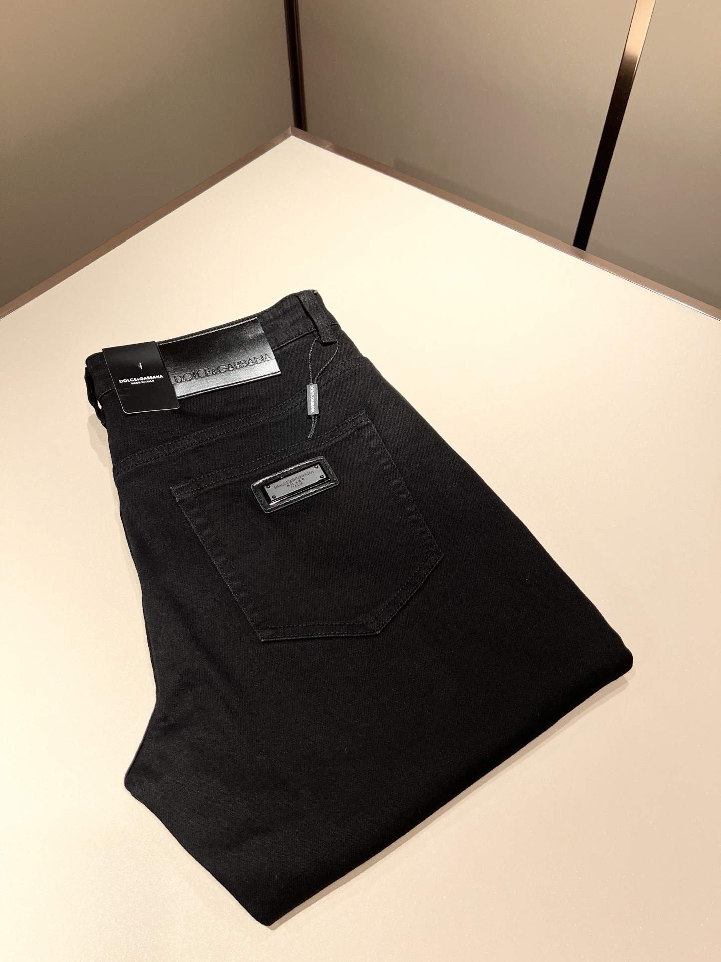 NO:463768,Dolce & Dolce*na 2025 spring and summer new jeans, wash and naturally not easy to deform and decolorize, three-dimensional tailoring perfectly shaped fabric, comfortable and soft, and casually matched, comfortable means its interpretation of fashion and leisure. DG's consistent style reflects the brand's pursuit of quality, with a bit of hedonist flavor, pays great attention to details, likes everything that is not formulaic, pursues freedom, Dolce & GABB*NA's style is very unique. At the beginning of the business, it insists on making plates and designing logo logo waist brand design!  For the fashion industry that paid attention to the show at that time, it was quite unique. Size 29-40, Dolce & Gabbana, Dolce & Gabbana, jeans, alexander wang19860909Dolce & 杜嘉*纳 2025春夏新品牛仔裤,水洗处理自然不易变形脱色、立体剪裁完美塑形面料质舒适柔软随意搭配、舒适代表它对时尚休闲的诠释是DG一贯作风细节处体现这个品牌对品质的追求,带点享乐主义者的味道,非常注重细节,喜欢一切非公式化的东西,追求自由杜嘉班纳 (DOLCE&GABB*NA) 的作风非常独特,创业之初坚持自己制版、设计标识logo腰牌设计！对于当时讲究排场的时装界,是相当独树一格的.尺码29-40,,Dolce&Gabbana,Dolce&Gabbana,jeans,alexander wang,Men's clothing