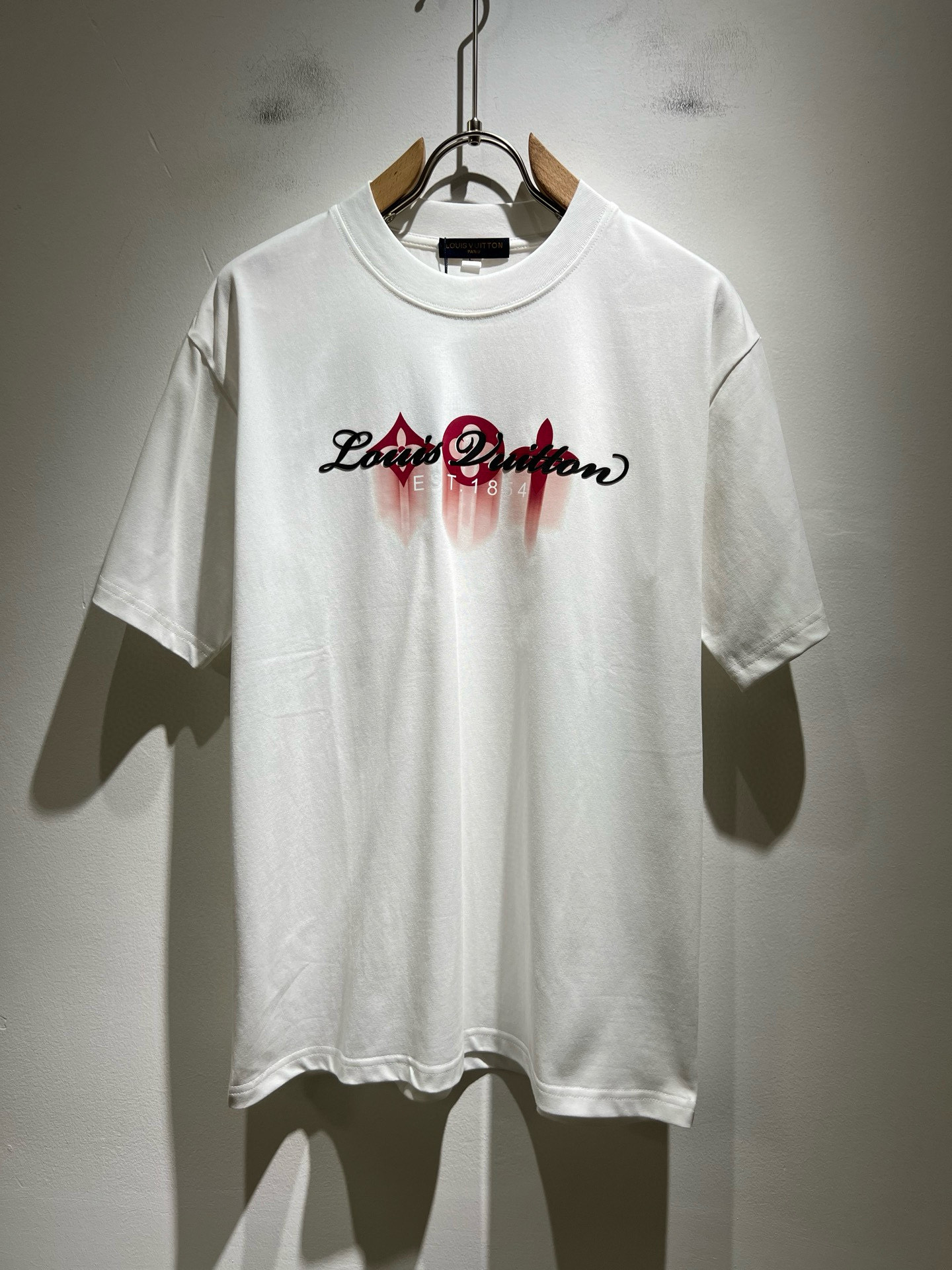 NO:463826,LouisVuitt*Louis*Deng The new series of spring and summer 2025 products are launched, a very fashionable and avant-garde short-sleeved T-shirt for men and women, with logo logo pattern and printing decoration!  Different from the past, it declares the design concept that has been passed down for many years in the brand!  Its eye-catchingness is no less than any classic style, perfectly presenting the fashionable, high-end and luxurious feeling in front of the world!  Made of imported cotton materials, selected high-quality pure cotton fabrics, soft and soft to the touch, the real thing is definitely beyond your imagination, close to the body and breathable, even if you sweat profusely, you will not feel greasy or stuffy, and will bring sweating and moisture absorption to the extreme!  Size M-4XL, louis vuitton,louis vuitton,t-shirt,tees,t-shirt,alexander wang19860909LouisVuitt*路易*登 2025春夏全新系列单品上线,非常时髦前卫的一款男女同款短袖T恤,标识logo图案印花修饰！区别于以往的不同,宣示品牌传承多年的设计理念！其吸睛度完全不亚于任何经典款式,将时髦高级感与奢华感完美呈现在世人眼前！客供进口全棉材质制成,精选优质纯棉面料,触感软糯亲肤细腻,实物到手绝对超乎你的想象,贴身无比舒适透气,即便是汗流浃背也不会有腻身及闷热感可言,将排汗吸湿性发挥到了极致！尺码M-4XL,,louis vuitton,louis vuitton,T-shirt,tees，t-shirt,alexander wang,Men's clothing