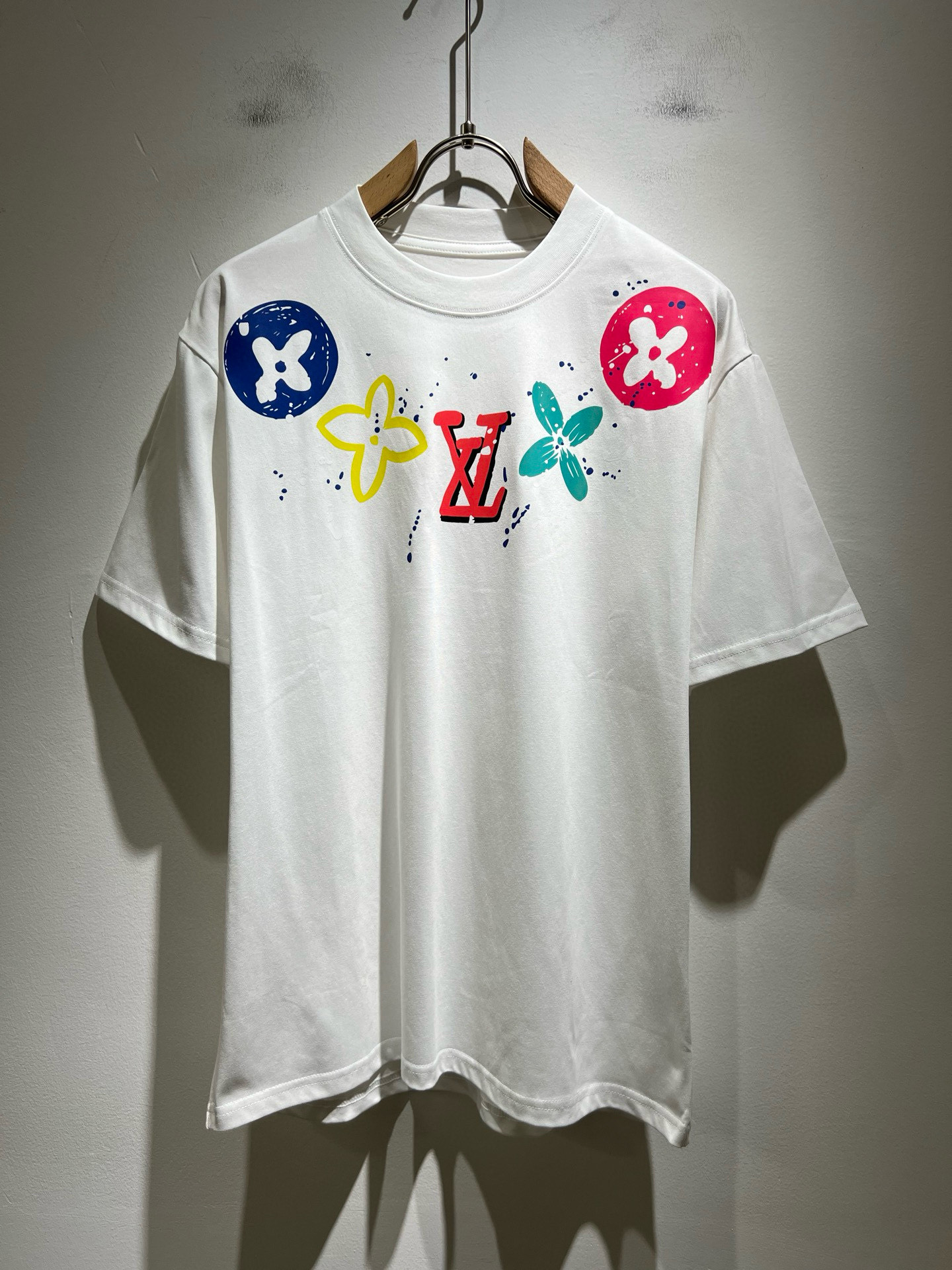 NO:463842,LouisVuitt*Louis*Deng The new series of spring and summer 2025 products are launched, a very fashionable and avant-garde short-sleeved T-shirt for men and women, with logo logo pattern and printing decoration!  Different from the past, it declares the design concept that has been passed down for many years in the brand!  Its eye-catchingness is no less than any classic style, perfectly presenting the fashionable, high-end and luxurious feeling in front of the world!  Made of imported cotton materials, selected high-quality pure cotton fabrics, soft and soft to the touch, the real thing is definitely beyond your imagination, close to the body and breathable, even if you sweat profusely, you will not feel greasy or stuffy, and will bring sweating and moisture absorption to the extreme!  Size M-4XL, louis vuitton,louis vuitton,t-shirt,tees,t-shirt,alexander wang19860909LouisVuitt*路易*登 2025春夏全新系列单品上线,非常时髦前卫的一款男女同款短袖T恤,标识logo图案印花修饰！区别于以往的不同,宣示品牌传承多年的设计理念！其吸睛度完全不亚于任何经典款式,将时髦高级感与奢华感完美呈现在世人眼前！客供进口全棉材质制成,精选优质纯棉面料,触感软糯亲肤细腻,实物到手绝对超乎你的想象,贴身无比舒适透气,即便是汗流浃背也不会有腻身及闷热感可言,将排汗吸湿性发挥到了极致！尺码M-4XL,,louis vuitton,louis vuitton,T-shirt,tees，t-shirt,alexander wang,Men's clothing