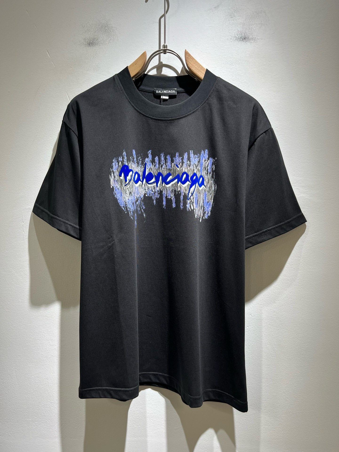 NO:463780,BALENCI*GA Paris* Home 2025 Spring and Summer New Men and Women's Same Short-Sleeve T-shirt!  Fashionable casual short-sleeved T-shirt with catwalk pattern prints!  Design logo glue pressing design!  The most designed and selected customer-supplied 260g pure cotton fabric, which feels soft and skin-friendly, is comfortable and breathable, and you can’t picky about the real thing!  Loose, small, shoulder-dead round neck cut, genderless couple mixed styles, opening up a new fashion charm!  Differentiate the market version of the high-end custom series!  Size M-4XL, balenciaga, T-shirt,tees, t-shirt,alexander wang19860909BALENCI*GA巴黎*家 2025春夏新款男女同款短袖T恤！走秀图案印花时尚休闲短袖T恤衫！设计logo压胶设计！极具设计精选客供260g纯棉面料,手感柔软亲肤,着身舒适透气性都无法挑剔,实物绝对会让你爱不释手！宽松小落肩的圆领版型裁剪,无性别主义的情侣混穿款式,打开全新的时装新韵味！区别市场版本高定系列！尺码M-4XL,,balenciaga,T-shirt,tees，t-shirt,alexander wang,Men's clothing