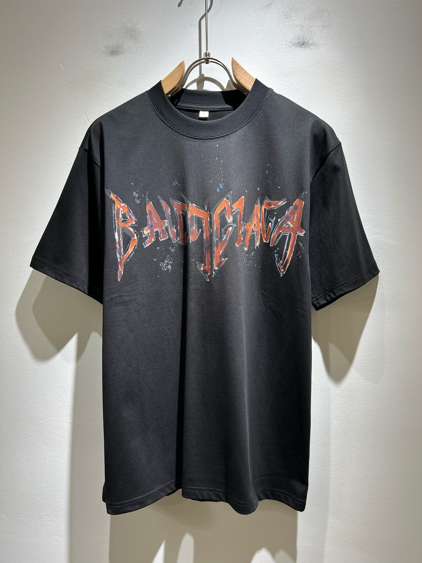 NO:463797,BALENCI*GA Paris* Home 2025 Spring and Summer New Men and Women's Same Short-Sleeve T-shirt!  Fashionable casual short-sleeved T-shirt with catwalk pattern prints!  Design logo glue pressing design!  The most designed and selected customer-supplied 260g pure cotton fabric, which feels soft and skin-friendly, is comfortable and breathable, and you can’t picky about the real thing!  Loose, small, shoulder-dead round neck cut, genderless couple mixed styles, opening up a new fashion charm!  Differentiate the market version of the high-end custom series!  Size M-4XL, balenciaga, T-shirt,tees, t-shirt,alexander wang19860909BALENCI*GA巴黎*家 2025春夏新款男女同款短袖T恤！走秀图案印花时尚休闲短袖T恤衫！设计logo压胶设计！极具设计精选客供260g纯棉面料,手感柔软亲肤,着身舒适透气性都无法挑剔,实物绝对会让你爱不释手！宽松小落肩的圆领版型裁剪,无性别主义的情侣混穿款式,打开全新的时装新韵味！区别市场版本高定系列！尺码M-4XL,,balenciaga,T-shirt,tees，t-shirt,alexander wang,Men's clothing