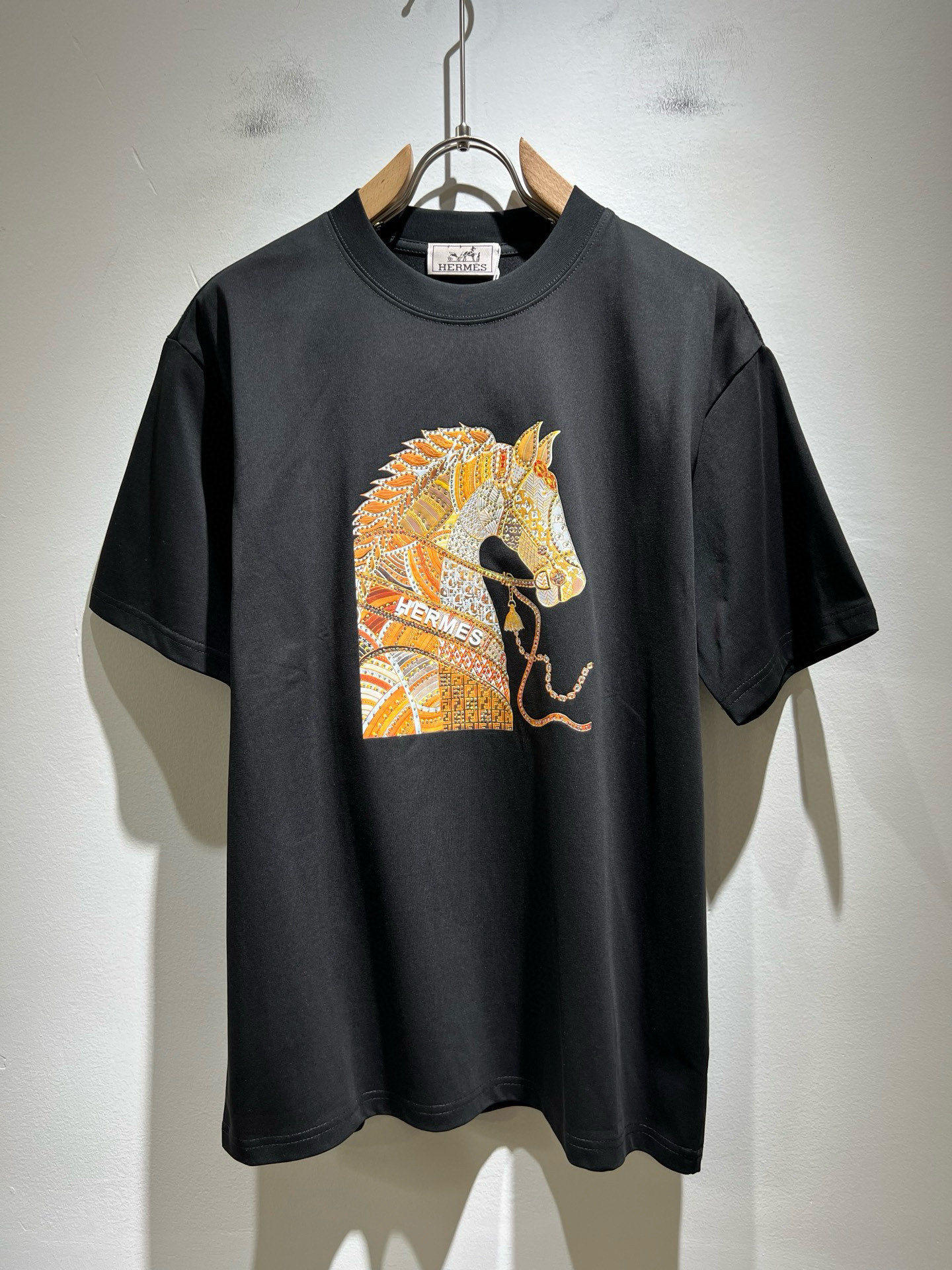 NO:463805,Her*mes 2025 spring and summer new short-sleeved T-shirt for men and women, a brand new upgraded versatile basic style, low-key and luxurious, and a choice of character!  Select high-quality and selected pure cotton fabrics!  Created, enjoy a relaxed and comfortable wearing experience, with super vertical performance, the iconic logo is highly artistic and has a design of the iconic logo with a meticulous craftsmanship and high recognition, showing the new brand micro-label culture!  Classic perfect layout design, precise and in place for cutting. Simple and atmospheric style, and can show fashionable charm in daily leisure life. Size M-4XL, T-shirt,tees, t-shirt,alexander wang19860909Her*mes爱*仕2025春夏新款男女同款短袖T恤,全新升级百搭基础款,低调奢华,品格之选！甄选优质精选纯棉面料！打造而成,享受轻松自在的穿着体验,有着超强的垂直性能 艺术感极强标志性logo压胶烫钻工艺设计,工艺细致,辨识度极高,展现全新品牌微标文化！经典完美版型设计,在裁剪上精准到位.简约大气风格,又能在日常休闲生活中展现时尚魅力.尺码M-4XL,,T-shirt,tees，t-shirt,alexander wang,Men's clothing