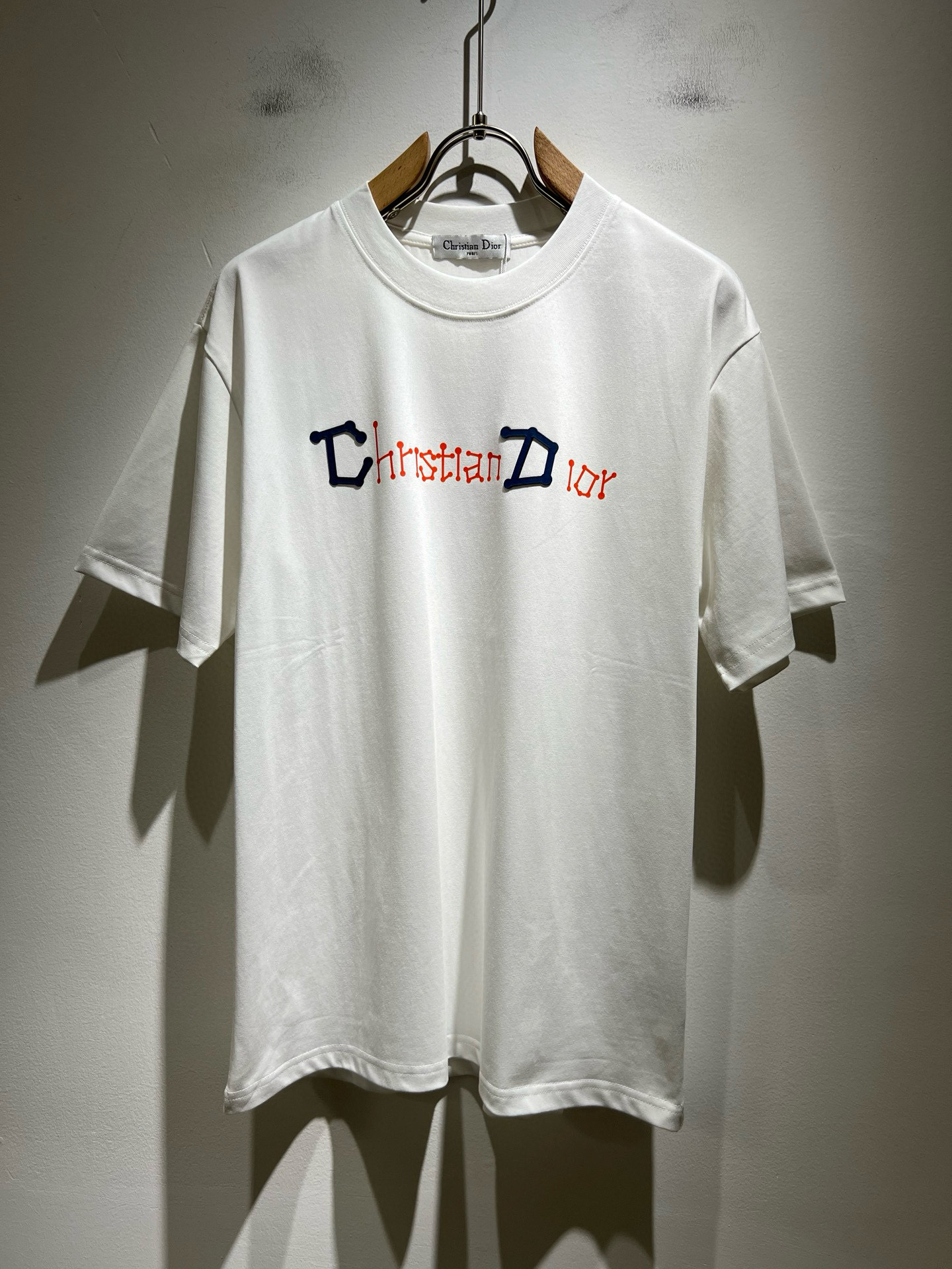 NO:473204,Dio*Dijia 2025 spring and summer new short-sleeved T-shirt for men and women, and the counter is available at the same time!  Customized exclusive 260g pure cotton fabric, customized original craft threads, chest logo pattern glue pressing technology design!  Simple and generous, calm and versatile, extremely high-end, perfectly integrated with fashion and style, a top fashionable style that perfectly suits the outside wear!  The overall feeling is natural!  The ultimate classic versatile short-sleeved T-shirt is designed with the latest three-dimensional letter logo print elements!  The ultimate perfection of heavy industry!  Fans who pursue high quality are please buy them by themselves, and all fans who know the goods are invited to appreciate this model together!  !  Color black white Size M-4XL,,dior,dior,T-shirt,tees,t-shirt,alexander wang19860909Dio*迪家 2025春夏新款男女同款短袖T恤,专柜同步发售！定制专属260克纯棉面料,定制原版工艺螺纹,胸前logo图案压胶工艺设计！简约大方,从容百搭,档次极高,完美融入时尚还有风情感一款完美符合外穿的顶尖时髦气质款！整体给人浑然天成的感觉！极致经典的百搭型短袖T恤,采用最新的立体字母logo印花元素设计！极致的重工极致的完美！追求高品质的粉丝们请自行抢购,诚邀所有识货的粉丝一同鉴赏此款！！颜色黑色 白色 尺码M-4XL,,dior,dior,T-shirt,tees，t-shirt,alexander wang,Men's clothing