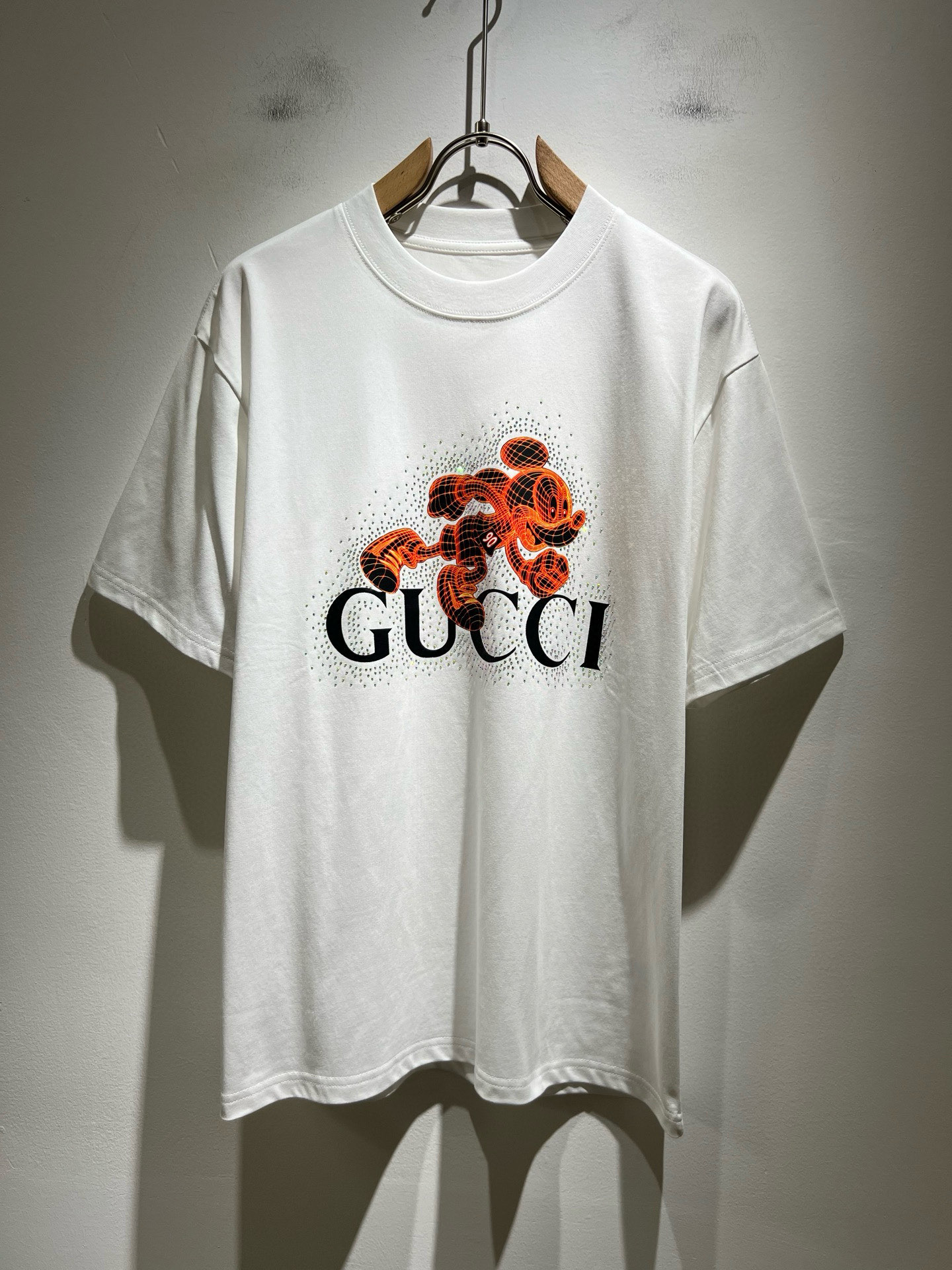 NO:463811,Gucc* Gujia 2025 spring and summer new style for men and women couples casual loose cotton round neck short-sleeved T-shirt!  Trading companies have sparse channels and are released on the official website at the same time!  The latest series of spring and summer 2025, classic fashion design elements, injecting full vitality into the new series. This T-shirt is carefully selected for imported cotton fabrics. The fabric feels skin-friendly and soft and delicate, and the panoramic logo of the body is pressed and pressed and ironed diamond design!  It has an extremely comfortable and breathable wearing experience. The whole item is very eye-catching and fashionable, and is deeply loved by young people today!  The loose round neck cut is a neutral style regardless of age and gender, suitable for matching all the styles and looks you need in your daily life!  It is recommended to wear couple outfits to go out on the street to make it more pleasing to the eye!  Size M-4XL, gucci, gucci, T-shirt, tees, t-shirt, alexander wang19860909Gucc*古家 2025春夏新款男女同情侣款休闲宽松棉质圆领短袖T恤衫！贸易公司渠道稀出,同步官网发售 ！ 2025春夏最新系列,经典时尚设计元素,为全新系列注入满满活力,这款T恤衫用心甄选客供进口棉面料制成,面料手感亲肤柔软细腻,衣身全景logo压胶烫钻设计！拥有着无比舒适透气性的穿着体验,整件单品极具吸睛度与时尚感,深受当下年轻人的喜爱！基础宽松的圆领版型裁剪,不分年龄与性别的中性款式,适合搭配你日常所需的所有风格与造型！建议搭配情侣装出街会更为养眼出色！尺码M-4XL,,gucci,gucci,T-shirt,tees，t-shirt,alexander wang,Men's clothing