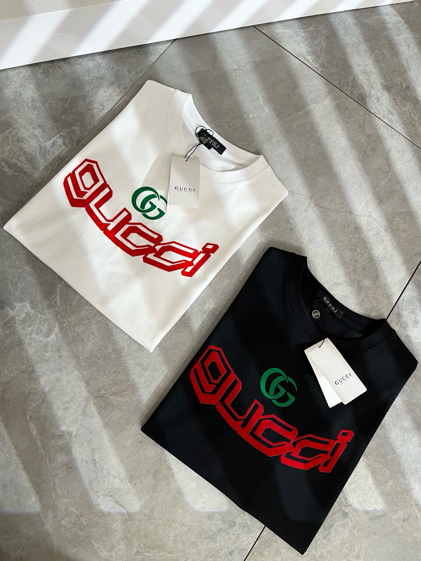 NO:468674,Gucc* Gujia 2025 spring and summer new style for men and women couples casual loose cotton round neck short-sleeved T-shirt!  Trading companies have sparse channels and are released on the official website at the same time!  The latest series of spring and summer 2025, classic fashion design elements, injecting full vitality into the new series. This T-shirt is carefully selected for customers to use imported cotton fabrics. The fabric feels skin-friendly and soft and delicate, and the body logo is velvet-pressed!  It has an extremely comfortable and breathable wearing experience. The whole item is very eye-catching and fashionable, and is deeply loved by young people today!  The loose round neck cut is a neutral style regardless of age and gender, suitable for matching all the styles and looks you need in your daily life!  It is recommended to wear couple outfits to go out on the street to make it more pleasing to the eye!  Size M-3XL, gucci, gucci, T-shirt, tees, t-shirt, alexander wang19860909Gucc*古家 2025春夏新款男女同情侣款休闲宽松棉质圆领短袖T恤衫！贸易公司渠道稀出,同步官网发售 ！ 2025春夏最新系列,经典时尚设计元素,为全新系列注入满满活力,这款T恤衫用心甄选客供进口棉面料制成,面料手感亲肤柔软细腻,衣身logo压绒设计！拥有着无比舒适透气性的穿着体验,整件单品极具吸睛度与时尚感,深受当下年轻人的喜爱！基础宽松的圆领版型裁剪,不分年龄与性别的中性款式,适合搭配你日常所需的所有风格与造型！建议搭配情侣装出街会更为养眼出色！尺码M-3XL,,gucci,gucci,T-shirt,tees，t-shirt,alexander wang,Men's clothing