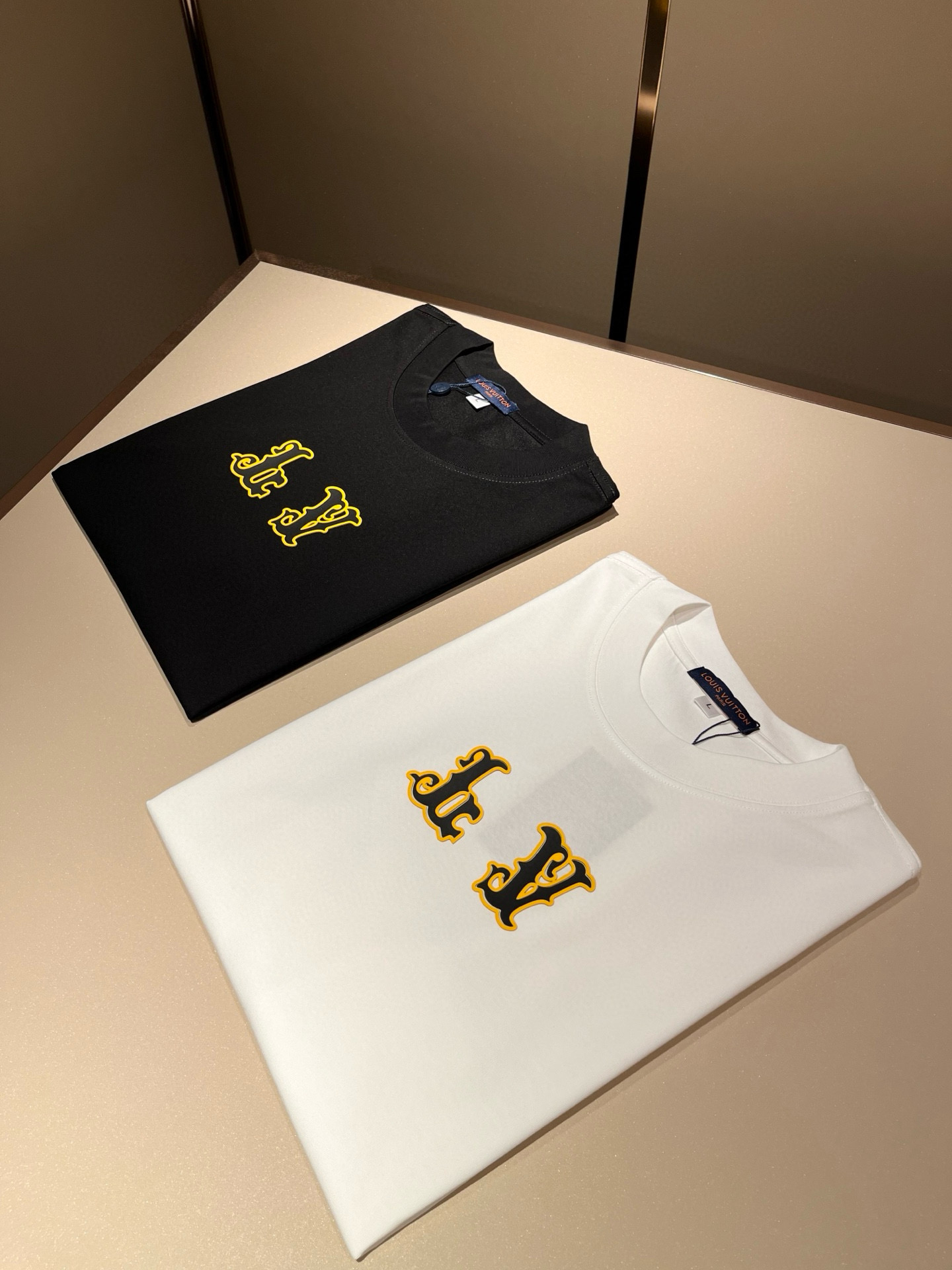 NO:463758,LouisVuitt*Louis*Deng The new series of spring and summer 2025 products are launched, a very fashionable and avant-garde short-sleeved T-shirt for men and women, with logo logo pattern and printing decoration!  Different from the past, it declares the design concept that has been passed down for many years in the brand!  Its eye-catchingness is no less than any classic style, perfectly presenting the fashionable, high-end and luxurious feeling in front of the world!  Made of imported cotton materials, selected high-quality pure cotton fabrics, soft and soft to the touch, the real thing is definitely beyond your imagination, close to the body and breathable, even if you sweat profusely, you will not feel greasy or stuffy, and will bring sweating and moisture absorption to the extreme!  Size M-4XL, louis vuitton,louis vuitton,t-shirt,tees,t-shirt,alexander wang19860909LouisVuitt*路易*登 2025春夏全新系列单品上线,非常时髦前卫的一款男女同款短袖T恤,标识logo图案印花修饰！区别于以往的不同,宣示品牌传承多年的设计理念！其吸睛度完全不亚于任何经典款式,将时髦高级感与奢华感完美呈现在世人眼前！客供进口全棉材质制成,精选优质纯棉面料,触感软糯亲肤细腻,实物到手绝对超乎你的想象,贴身无比舒适透气,即便是汗流浃背也不会有腻身及闷热感可言,将排汗吸湿性发挥到了极致！尺码M-4XL,,louis vuitton,louis vuitton,T-shirt,tees，t-shirt,alexander wang,Men's clothing