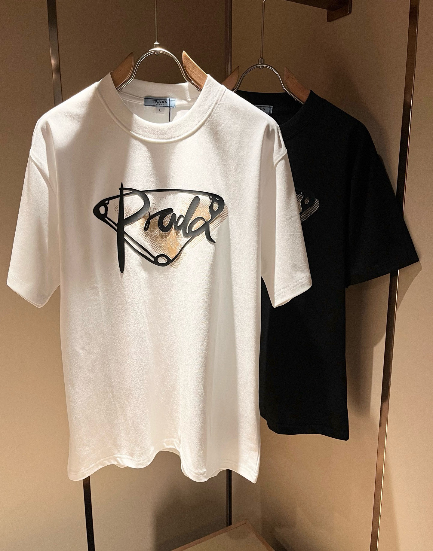 NO:463769,PRAD*A Pu*da 2025 spring and summer new short-sleeved T-shirt for men and women, the latest model is exclusively available on the entire network!  !  ~ It is classic and fashionable and versatile, who doesn’t like it? It will show the classic again. It is very pleasing to the eye and comes with a low luxury halo and recognition!  Pr*da's traditional brand concept and modern advanced technology are perfectly combined. Coupled with the extremely modern and simple design, P's exclusive logo pattern glue pressing design!  Customized 100% imported pure cotton fabric!  The texture of this model is quite touching, the specifications and grades are known with tentacles. The degree of delicateness and breathability are top-notch!  Size M-4XL, prada, T-shirt,tees, t-shirt,alexander wang19860909PRAD*A普*达2025春夏新款男女同款短袖T恤,最新款全网独家首上！！~既经典有时尚百搭,谁不爱啊,将经典再次展现,非常的耐看,自带低奢光环与辨识度！Pr*da传统的品牌理念和现代化的先进技术进行了完美结合.加上极其现代摩登风范的简约设计,p家专属logo图案压胶设计！定制百分百进口纯棉面料！此款的质感相当感人 触手便知规格档次 细腻程度与透气效果堪称顶级！尺码M-4XL,,prada,T-shirt,tees，t-shirt,alexander wang,Men's clothing