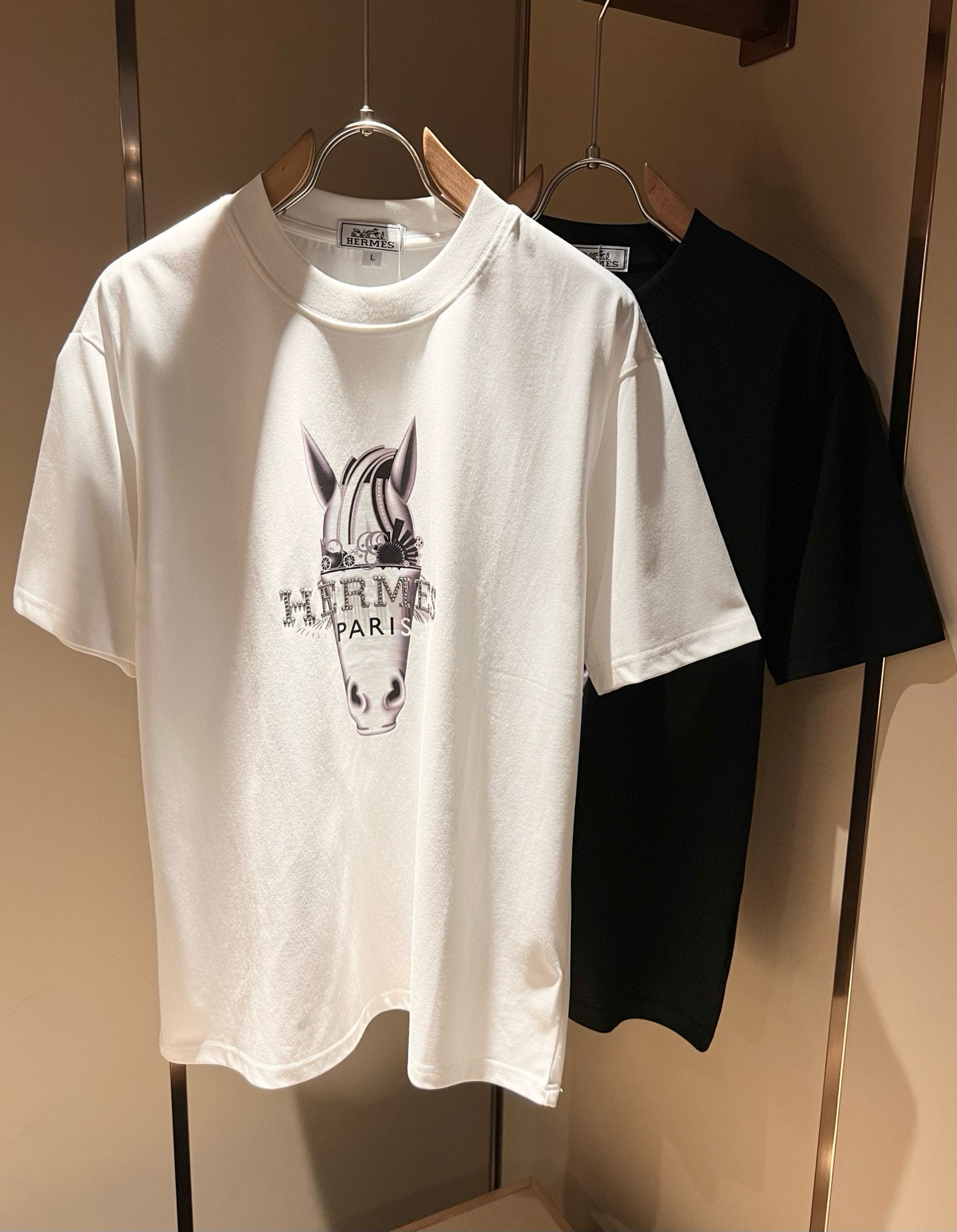 NO:467792,Her*mes 2025 spring and summer new short-sleeved T-shirt for men and women, a brand new upgraded versatile basic style, low-key and luxurious, and a choice of character!  Select high-quality and selected pure cotton fabrics!  Created, enjoy a relaxed and comfortable wearing experience, with super vertical performance, the iconic logo is highly artistic and has a very detailed craftsmanship, and has a high recognition, showing the new brand micro-label culture!  Classic perfect layout design, precise and in place for cutting. Simple and atmospheric style, and can show fashionable charm in daily leisure life. Size M-4XL, T-shirt,tees, t-shirt,alexander wang19860909Her*mes爱*仕2025春夏新款男女同款短袖T恤,全新升级百搭基础款,低调奢华,品格之选！甄选优质精选纯棉面料！打造而成,享受轻松自在的穿着体验,有着超强的垂直性能 艺术感极强标志性logo压胶工艺设计,工艺细致,辨识度极高,展现全新品牌微标文化！经典完美版型设计,在裁剪上精准到位.简约大气风格,又能在日常休闲生活中展现时尚魅力.尺码M-4XL,,T-shirt,tees，t-shirt,alexander wang,Men's clothing