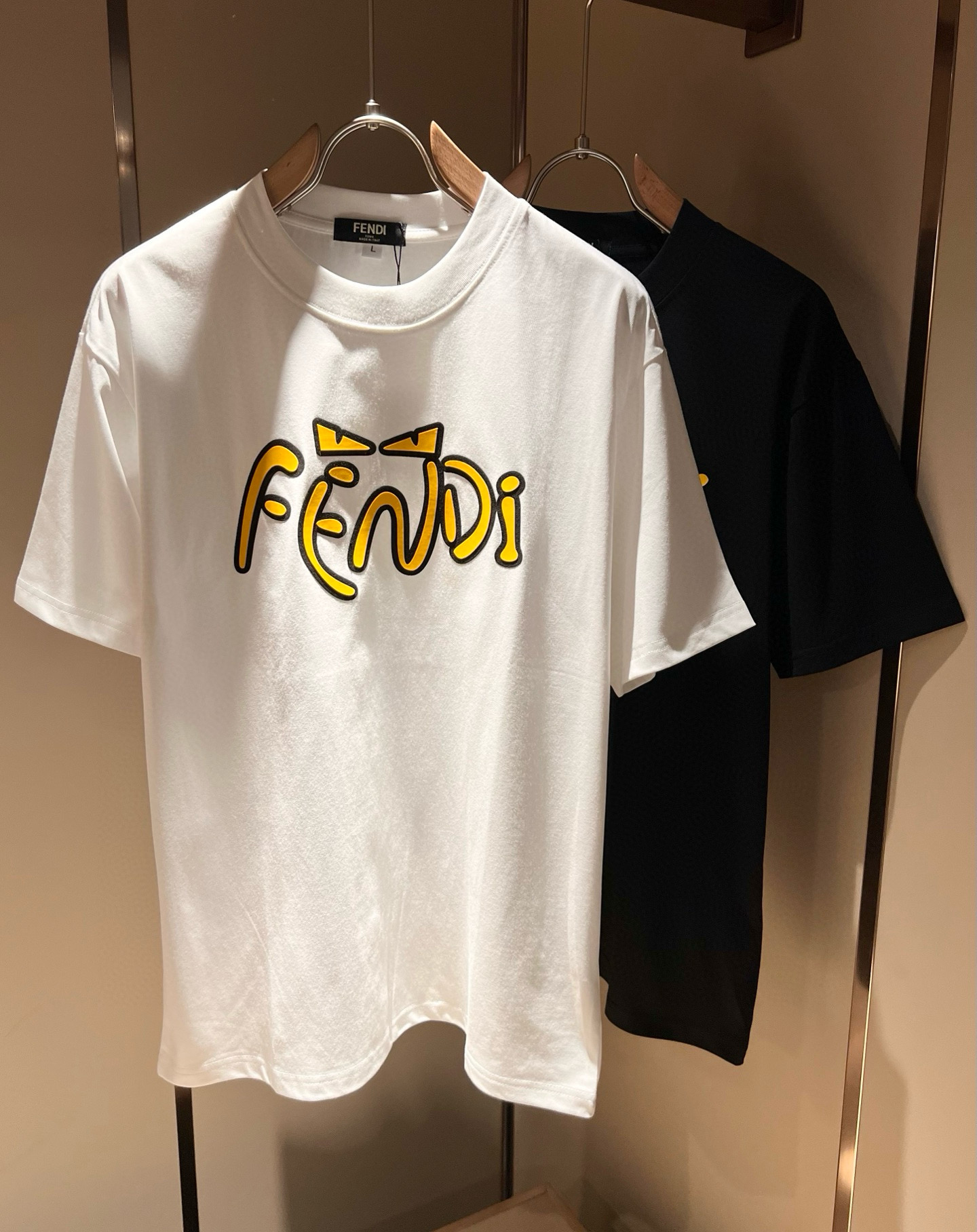 NO:463799,FEN*I FEN*Di's new spring and summer 2025 FD family FF men and women base shirt, versatile and simple short sleeves for men and women. Original Italian orders, popular FD family items, simple and pure colors. The FD family's enduring iconic products, high-quality products with full representation and full specifications, and high-quality products that all FD fans are worth buying!  Pure Yidian channel orders, high-end and popular products from the FD family, very popular items at the moment, and iconic letter logo pattern glue-on modification!  High-end goods worth keeping and giving away to others!  It is trendy and beautiful, with a full sense of trendy atmosphere, and has a very high level and specifications. It uses a very classic black and white color combination, giving people a strong visual impact and has a very high recognition. It is top-quality exclusive pure cotton fabric, created with a soft, delicate and comfortable touch, and has a very high-end and classy appearance!  Perfectly interprets the charm of the brand and leaves a deep impression. It is more fashionable and charming. It has simple, elegant and fashionable upper body, and is even more stressful for outfits!  The inner wear alone is very delicious and beautiful scenery that cannot be ignored!  Size M-4XL, fendi,dior,T-shirt,alexander wang19860909FEN*I 芬*迪2025春夏新款FD家族FF男女同款打底衫,男女同款百搭极简短袖.意大利原厂订单,FD家族人气单品,简约纯色系打造.FD家族经久不衰的标志性臻品,代表性十足,规格感十足的精品,所有FD粉丝都值得抢购的精品！纯正意代渠道订单,FD家族的高奢人气爆款产物,当下十分火爆的单品,标志性字母logo图案压胶修饰！值得自留和送人的高端货！新潮又好看,潮流气息感十足,档次规格感极高,并且采用十分经典的的黑白双色搭配,给人的视觉冲击感相当强烈,有着极高的辨识度,顶级专属纯棉面料,打造,触感柔软细腻舒适,品相相当高级有档次！完美诠释品牌魅力,给人留下深刻印象.更具时尚与韵味,上身简约大方时尚,对于穿搭更是毫无压力！单穿内搭都极有味道,不可忽视的靓丽风景线！ 尺码M-4XL,,fendi,dior,T-shirt,alexander wang,Men's clothing