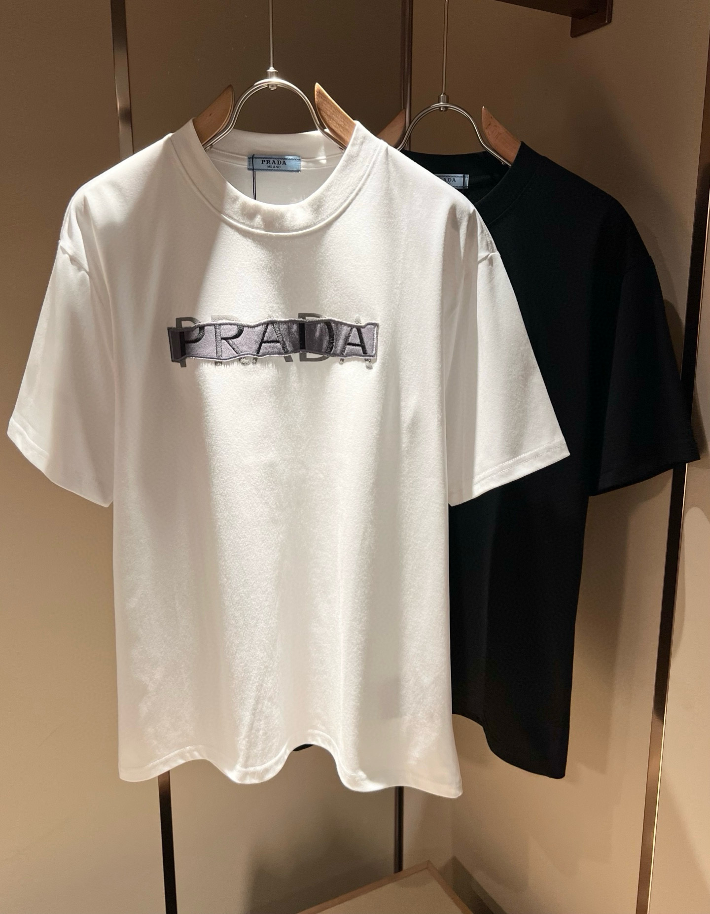 NO:470499,PRAD*A Pu*da 2025 spring and summer new short-sleeved T-shirt for men and women, the latest model is exclusively available on the entire network!  !  ~ It is classic and fashionable and versatile, who doesn’t like it? It will show the classic again. It is very pleasing to the eye and comes with a low luxury halo and recognition!  Pr*da's traditional brand concept and modern advanced technology are perfectly combined. Coupled with the extremely modern and simple design, P's exclusive logo pattern glue pressing design!  Customized 100% imported pure cotton fabric!  The texture of this model is quite touching, the specifications and grades are known with tentacles. The degree of delicateness and breathability are top-notch!  Size M-4XL, prada, T-shirt,tees, t-shirt,alexander wang19860909PRAD*A普*达2025春夏新款男女同款短袖T恤,最新款全网独家首上！！~既经典有时尚百搭,谁不爱啊,将经典再次展现,非常的耐看,自带低奢光环与辨识度！Pr*da传统的品牌理念和现代化的先进技术进行了完美结合.加上极其现代摩登风范的简约设计,p家专属logo图案压胶设计！定制百分百进口纯棉面料！此款的质感相当感人 触手便知规格档次 细腻程度与透气效果堪称顶级！尺码M-4XL,,prada,T-shirt,tees，t-shirt,alexander wang,Men's clothing