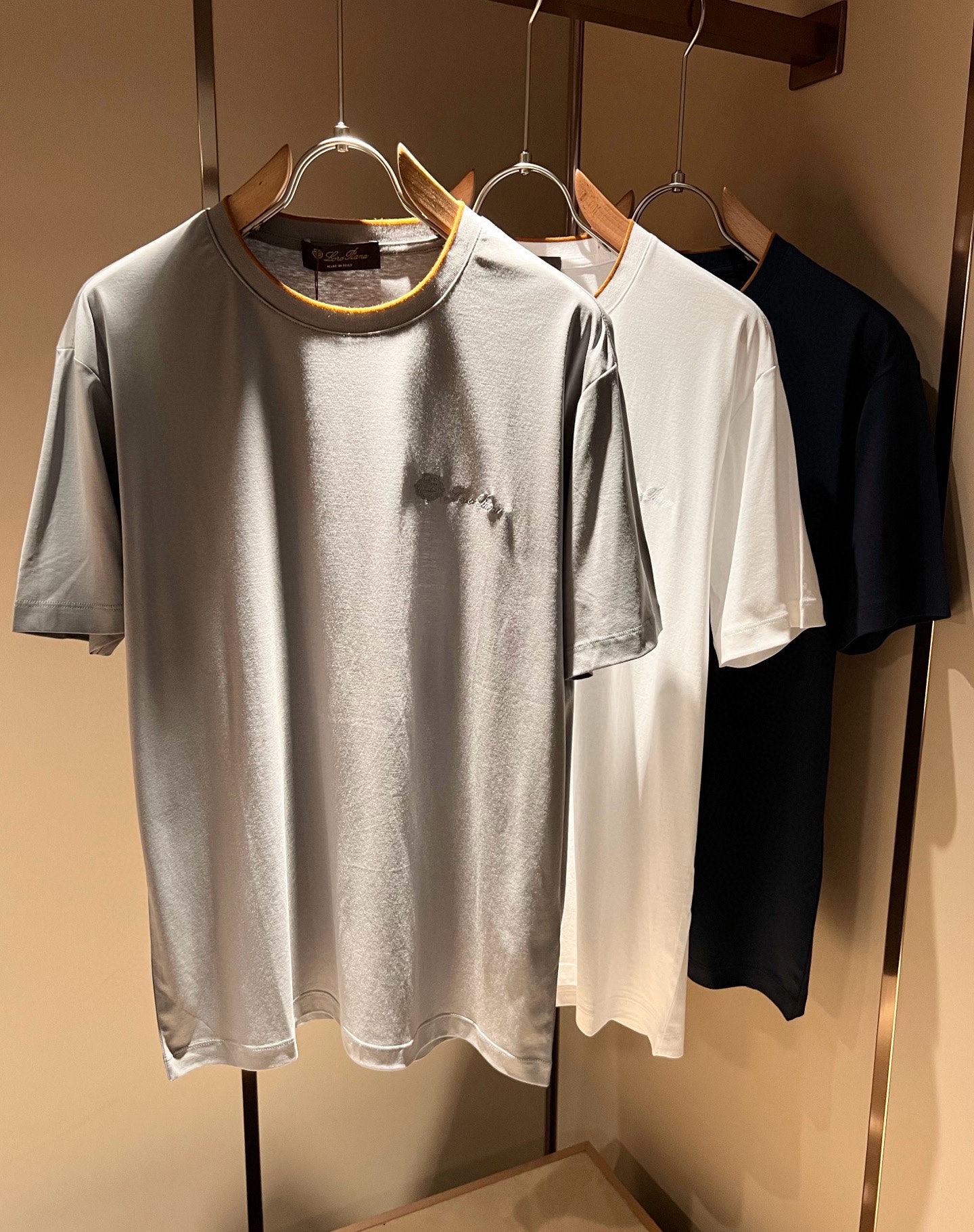 NO:463809,Loro Piana Nuoyou Pianya The latest trade order short-sleeved T-shirt for men in spring and summer 2025, full quality!  !  The upper body is comfortable and breathable, not stiff, and the overall body has a rich three-dimensional feeling, quality export orders, and chest logo pattern embroidery design!  Customized exclusive pure cotton fabric tailoring to meet the simple needs of commuters for dressing. The upper body is very effective, it looks slim and does not picky about the figure. The fabric workmanship is impeccable. Only good craftsmanship and good fabrics can make you feel good. It is a must-have item for everyone!  Size M-3XL, loro piana, T-shirt,tees, t-shirt,alexander wang19860909Loro Piana诺悠翩雅 2025春夏男士最新的贸易订单短袖T恤,全品相！！上身舒适透气,不僵硬,整体有着丰富的立体感,品质出口订单,胸前logo图案刺绣设计！定制专属纯棉面料剪裁,满足通勤人们对于着装的简约需求,上身效果很好,显瘦,不挑剔身材.面料做工....无可挑剔,好工艺好面料才能穿出好品味一款,人手必备单品！尺码M-3XL,,loro piana,T-shirt,tees，t-shirt,alexander wang,Men's clothing