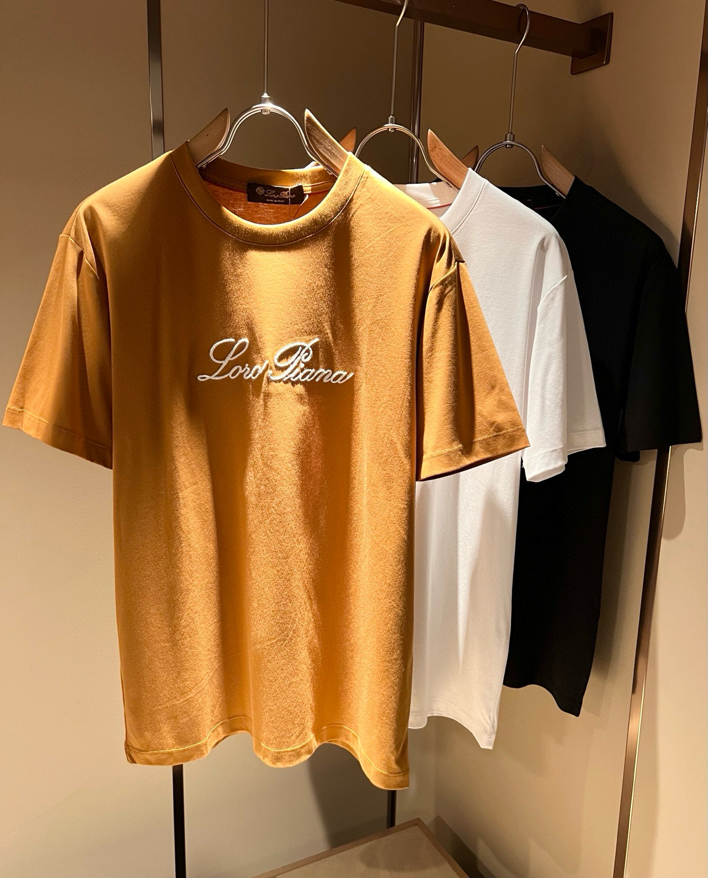 NO:463824,Loro Piana Nuoyou Pianya The latest trade order short-sleeved T-shirt for men in spring and summer 2025, full quality!  !  The upper body is comfortable and breathable, not stiff, and the overall body has a rich three-dimensional feeling, quality export orders, and chest logo pattern embroidery design!  Customized exclusive pure cotton fabric tailoring to meet the simple needs of commuters for dressing. The upper body is very effective, it looks slim and does not picky about the figure. The fabric workmanship is impeccable. Only good craftsmanship and good fabrics can make you feel good. It is a must-have item for everyone!  Size M-3XL, loro piana, T-shirt,tees, t-shirt,alexander wang19860909Loro Piana诺悠翩雅 2025春夏男士最新的贸易订单短袖T恤,全品相！！上身舒适透气,不僵硬,整体有着丰富的立体感,品质出口订单,胸前logo图案刺绣设计！定制专属纯棉面料剪裁,满足通勤人们对于着装的简约需求,上身效果很好,显瘦,不挑剔身材.面料做工....无可挑剔,好工艺好面料才能穿出好品味一款,人手必备单品！尺码M-3XL,,loro piana,T-shirt,tees，t-shirt,alexander wang,Men's clothing