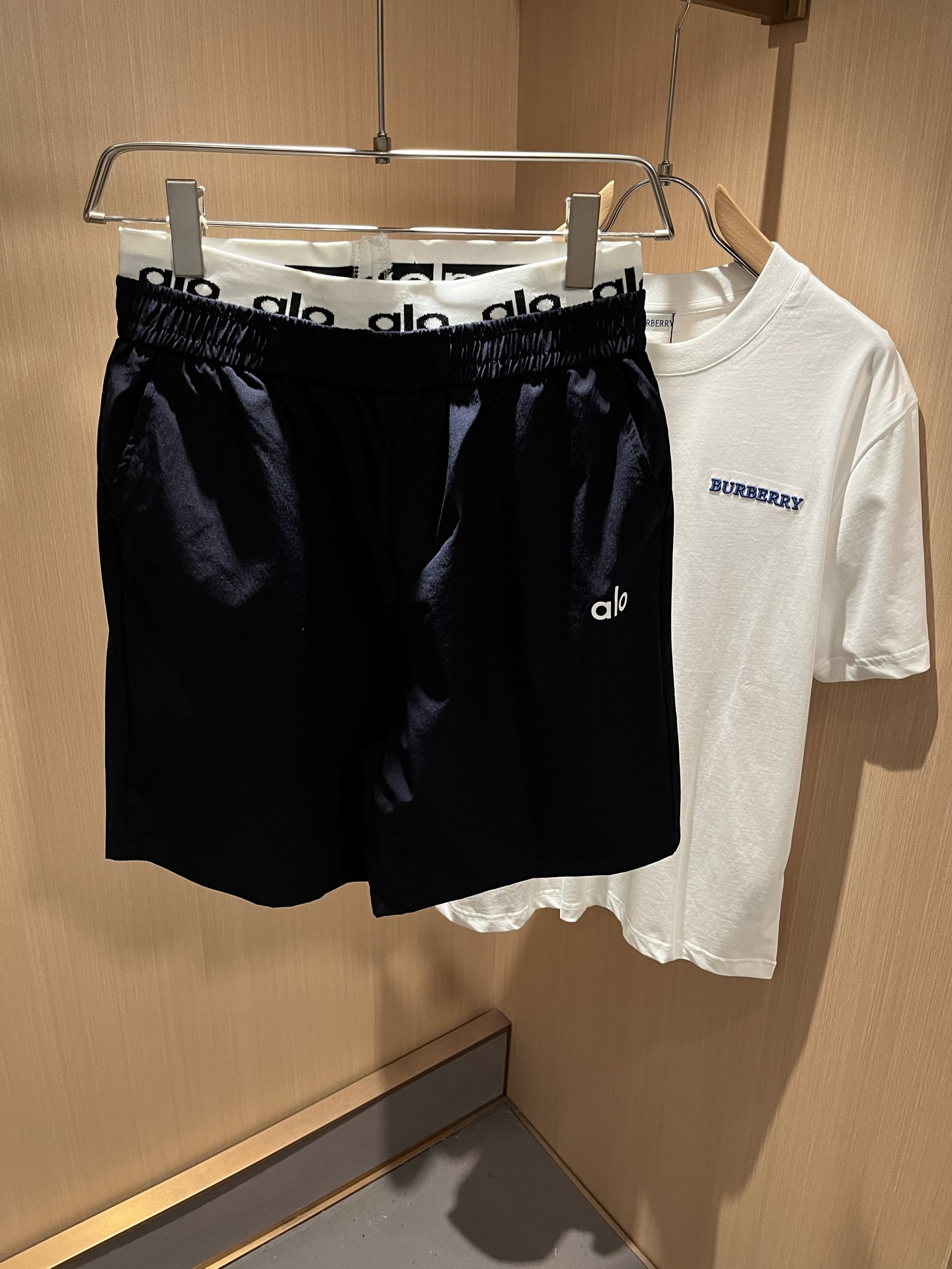 NO:508945,Alo 2025 spring and summer new men's casual shorts, a high-end quality choice... A versatile trousers that combine casual pants are also an indispensable matching tool in men's wardrobe. It is a classic style with practical wear!  The design style of the whole casual pants is simple and fashionable, which is very consistent with the low-luxury style setting, has excellent skin-friendly value, is easy to wear, and is full of detail!  Classic logo logo print pattern design!  This trousers are made of high-quality polyester fiber fabric. The fabric is comfortable, soft and delicate, and has a good vertical feeling. It looks very textured and has a high-end charm. The first-class and exquisite style cutting, the line is delicate, smooth and neat, and the casual and casual pants look good no matter how you match it. If you like it, buy it now. Good products are not waiting for anyone!  Size M-2XL, shorts, alexander wang19860909Alo 2025春夏新款男士休闲短裤,高端品质之选……一款休闲裤兼备的百搭裤装,也是男士衣橱里不可缺少的搭配神器,属于实穿型的经典款式！整条休闲裤的设计风格简洁时尚,非常符合低奢的风格设定,亲肤值优越,穿着方便,细节感十足！经典标识logo印花图案设计！此款裤装采用优质聚酯纤维面料打造而成,面料舒服,手感柔软细腻,有着很好的垂直感,看上去非常有质感,细品高级韵味十足.一流精湛的版型裁剪,走线细致平顺工整,休闲随意怎么搭配都好看的裤装,喜欢的赶紧入手吧,好货可不等人！尺码M-2XL,,shorts,alexander wang,Men's clothing