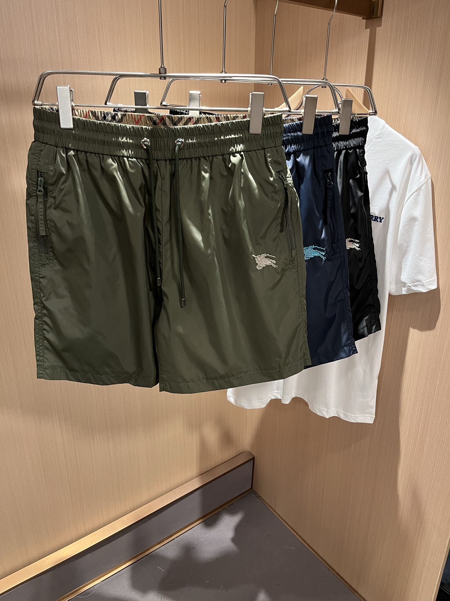 NO:488448,BURBER*Y Ba*li 2025 spring and summer new casual versatile men and women's same casual shorts!  Trading companies have sparse channels and are released on the official website at the same time!  Logo logo pattern embroidery design!  This T-shirt is made of imported polyester fiber material. The materials used by B are still unscrupulous. It is very suitable for wearing in summer. It is skin-friendly and breathable, giving you the most comfortable and comfortable wearing experience!  Very textured and breathable, with a loose basic style cut, perfect for daily casual wear, so hurry up and buy it!  Size M-3XL, Burberry, shorts, tees, t-shirt, alexander wang19860909BURBER*Y巴*莉 2025春夏新款休闲百搭男女同款休闲短裤！贸易公司渠道稀出,同步官网发售！标识logo图案刺绣设计！此款T恤衫甄选客供进口聚酯纤维材质制作而成,B家的用料上依然是无法挑剔的,非常适合夏日里穿着,亲肤透气、给你最极致舒爽的穿着体验！ 非常有质感透气,基础宽松版型裁剪,日常休闲着穿的完美之选,还不赶紧入手！尺码M-3XL,,burberry,shorts,tees，t-shirt,alexander wang,Men's clothing