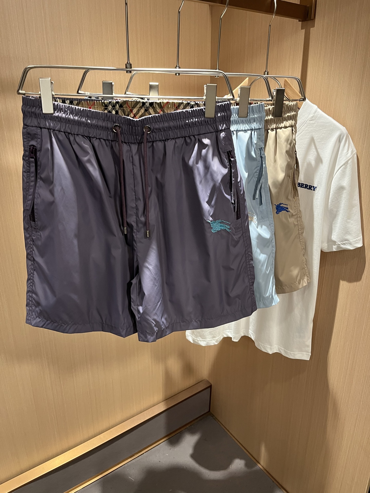 NO:508946,BURBER*Y Ba*li 2025 spring and summer new casual versatile men and women's same casual shorts!  Trading companies have sparse channels and are released on the official website at the same time!  Logo logo pattern embroidery design!  This T-shirt is made of imported polyester fiber material. The materials used by B are still unscrupulous. It is very suitable for wearing in summer. It is skin-friendly and breathable, giving you the most comfortable and comfortable wearing experience!  Very textured and breathable, with a loose basic style cut, perfect for daily casual wear, so hurry up and buy it!  Size M-3XL, Burberry, shorts, tees, t-shirt, alexander wang19860909BURBER*Y巴*莉 2025春夏新款休闲百搭男女同款休闲短裤！贸易公司渠道稀出,同步官网发售！标识logo图案刺绣设计！此款T恤衫甄选客供进口聚酯纤维材质制作而成,B家的用料上依然是无法挑剔的,非常适合夏日里穿着,亲肤透气、给你最极致舒爽的穿着体验！ 非常有质感透气,基础宽松版型裁剪,日常休闲着穿的完美之选,还不赶紧入手！尺码M-3XL,,burberry,shorts,tees，t-shirt,alexander wang,Men's clothing