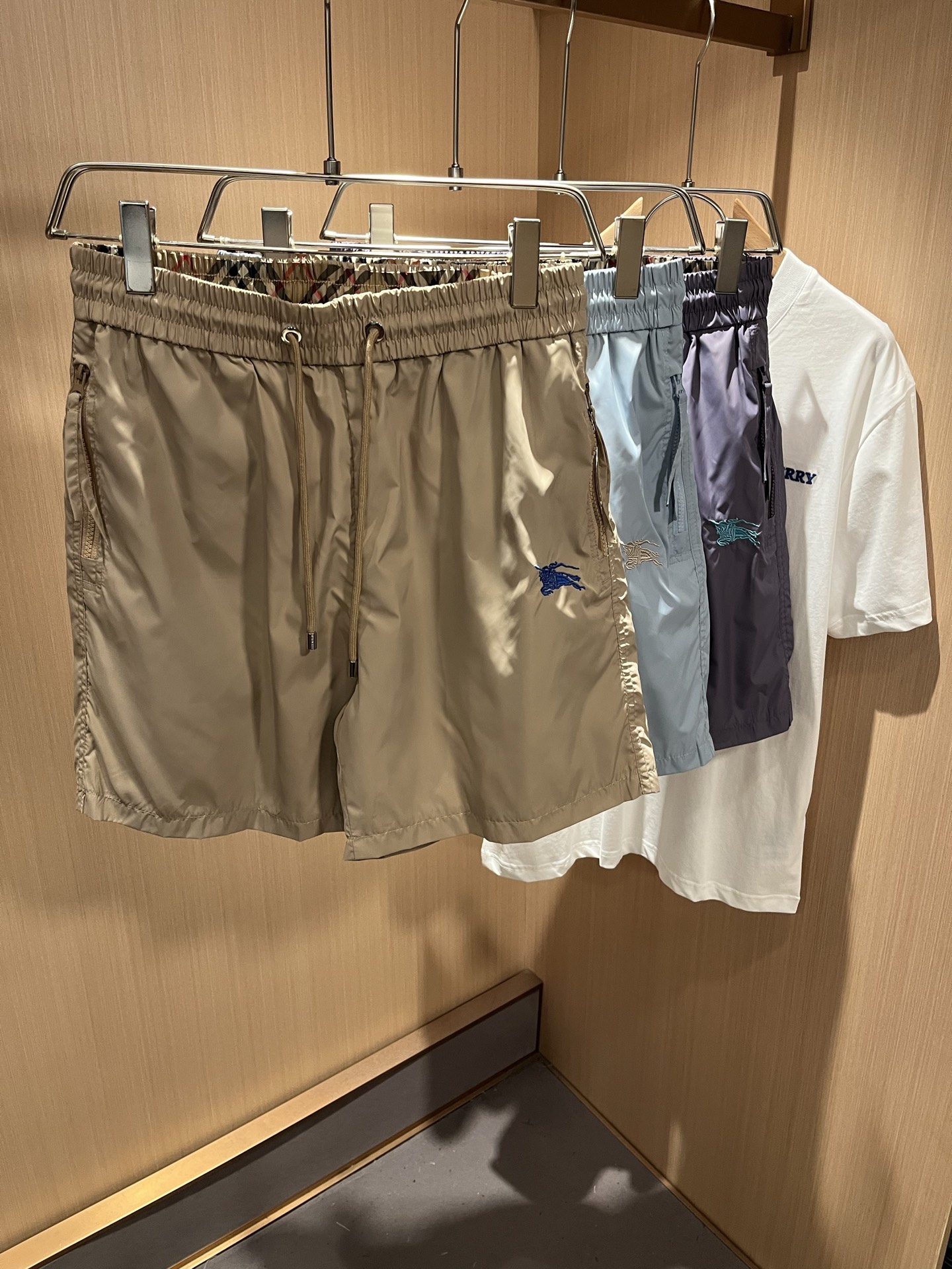 NO:486752,BURBER*Y Ba*li Spring and summer new casual and versatile casual shorts for men and women!  Trading companies have sparse channels and are released on the official website at the same time!  Logo logo pattern embroidery design!  This T-shirt is made of imported polyester fiber material. The materials used by B are still unscrupulous. It is very suitable for wearing in summer. It is skin-friendly and breathable, giving you the most comfortable and comfortable wearing experience!  Very textured and breathable, with a loose basic style cut, perfect for daily casual wear, so hurry up and buy it!  Size M-3XL, Burberry, shorts, tees, t-shirt, alexander wang19860909BURBER*Y巴*莉 春夏新款休闲百搭男女同款休闲短裤！贸易公司渠道稀出,同步官网发售！标识logo图案刺绣设计！此款T恤衫甄选客供进口聚酯纤维材质制作而成,B家的用料上依然是无法挑剔的,非常适合夏日里穿着,亲肤透气、给你最极致舒爽的穿着体验！ 非常有质感透气,基础宽松版型裁剪,日常休闲着穿的完美之选,还不赶紧入手！尺码M-3XL,,burberry,shorts,tees，t-shirt,alexander wang,Men's clothing