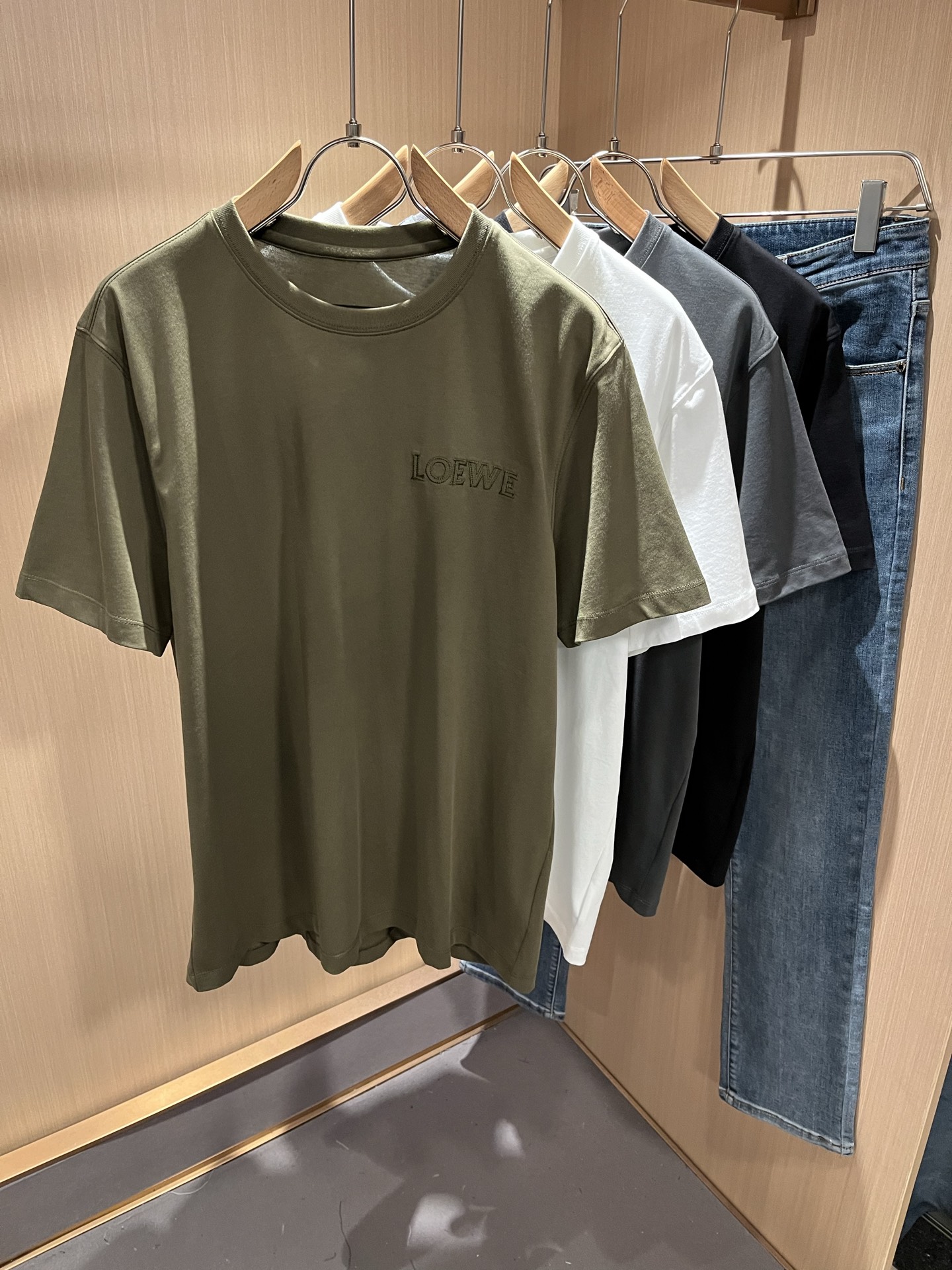 NO:486753,LOE*WE Luo*We Spring and summer new short-sleeved T-shirt for men and women, original Italian order channel, very personalized and high-end style, logo logo pattern embroidery craft design!  Couple pure cotton short-sleeved T-shirt!  !  The latest fashion trends and popular products are here, and it is another simple and high-end fashion item. It is a fashion product with very high-end outfit charm. It is a must-have item for fashion trends!  Original Italian manufacturer channels, special-level orders, and released at the same time as Hong Kong, Macao and Taiwan buyers. This model is also the latest popular product of Luo Yiweijia this year and the most classic product. Its specifications and grades are beyond doubt!  !  The choice is very diverse, and it can be said that this model naturally has a fresh and natural feeling, showing the brand charm and high-end feeling. The texture of this model is very good, and the heavy weight and brilliant skin-friendliness that can be seen with hands are even better, and it is a complete enjoyment of wearing!  !  Size: M-4XL, loewe, loewe, T-shirt,tees, t-shirt,alexander wang19860909LOE*WE罗*威 春夏新款男女同款短袖T恤,意大利原厂订单渠道,极具个性高级风,标志logo图案刺绣工艺设计！情侣款纯棉短袖T恤！！最新时尚潮流人气产物驾到,又是一款简约高级的时尚单品,穿搭魅力十分高级不俗的时尚产物 ,时尚潮流必备单品！意大利原厂渠道,特供级别订单,同步港澳台买手店发布,此款也是罗意威家今年的最新人气产物,也是最经典的产物,其规格跟档次更是毋庸置疑！！ 选择极具多样化,言而喻此款自然具备那种清新自然的感觉,彰显品牌魅力与高级感,此款的质感十分的到位,用手可以感知的重磅跟出彩亲肤程度更是上佳,十足的穿着享受！！尺码: M-4XL,,loewe,loewe,T-shirt,tees，t-shirt,alexander wang,Men's clothing