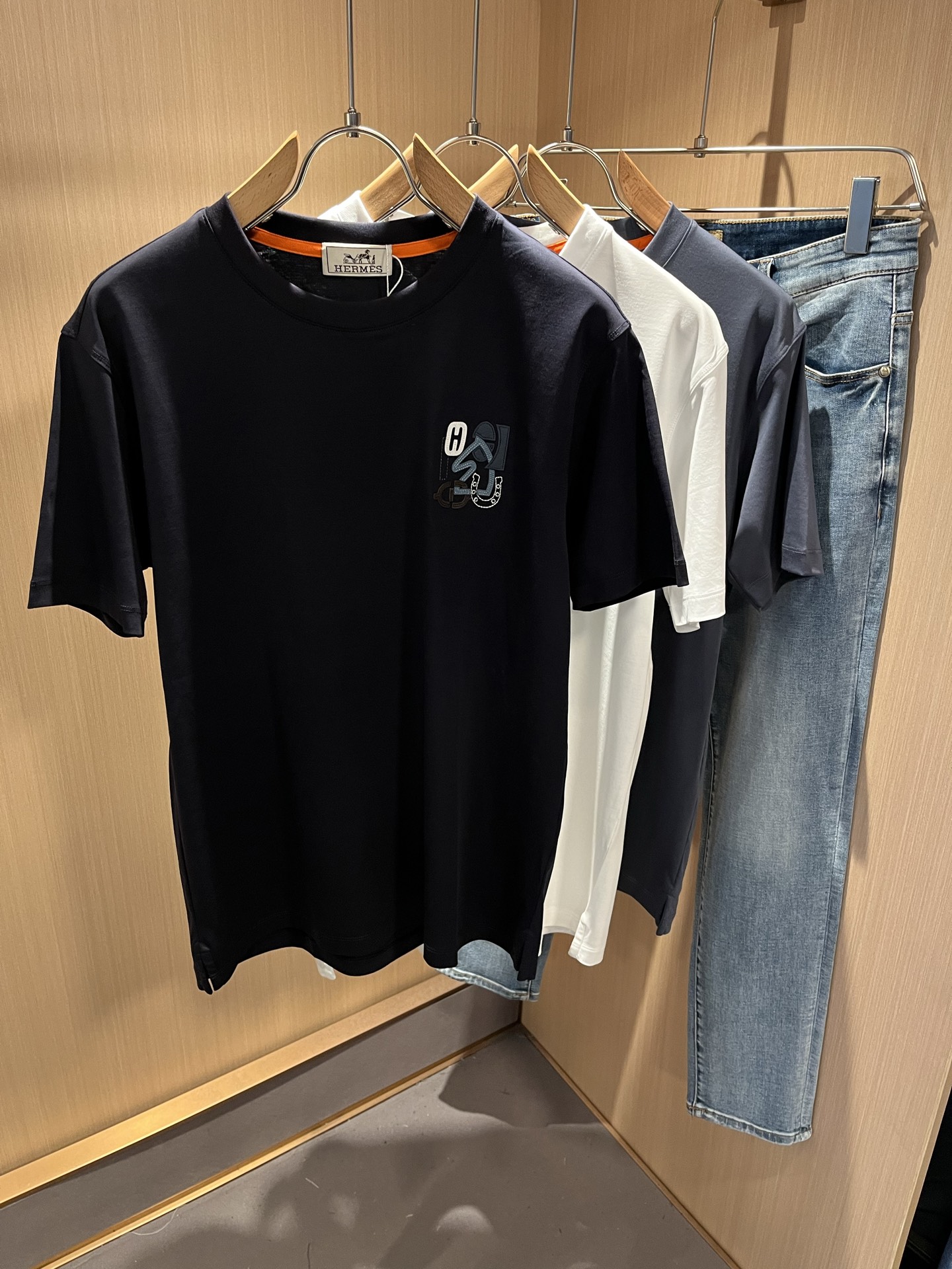 NO:480947,Her*mes 2025 spring and summer new men's short-sleeved T-shirt, a new upgraded versatile basic style, low-key and luxurious, and a choice of character!  Select high-quality and selected pure cotton fabrics!  Created, enjoy a relaxed and comfortable wearing experience, with super vertical performance, the iconic logo embroidery leather craft design, the craftsmanship is meticulous and the recognition is extremely high, showing the new brand micro-label culture!  Classic perfect layout design, precise and in place for cutting. Simple and atmospheric style, and can show fashionable charm in daily leisure life. Size M-3XL, T-shirt,tees, t-shirt,alexander wang19860909Her*mes爱*仕2025春夏新款男士短袖T恤,全新升级百搭基础款,低调奢华,品格之选！甄选优质精选纯棉面料！打造而成,享受轻松自在的穿着体验,有着超强的垂直性能 艺术感极强标志性logo刺绣皮革工艺设计,工艺细致,辨识度极高,展现全新品牌微标文化！经典完美版型设计,在裁剪上精准到位.简约大气风格,又能在日常休闲生活中展现时尚魅力.尺码M-3XL,,T-shirt,tees，t-shirt,alexander wang,Men's clothing