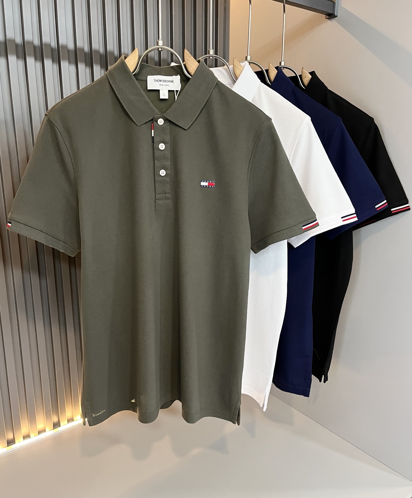 NO:467717,ThomBrow*e Tom*Long ~ New products for spring and summer 2025!  It is available on the official website at the same time. It is a casual classic lapel short-sleeved Polo shirt with unique design charm, very high-end, simple and not simple, and a new model of ready-to-wear!  The fabric is selected with unique bead floor cotton fabric, which feels smooth and soft, has texture, and has a strong sense of verticality. The upper body is smooth and not tight, and the feeling of stuffiness caused by direct ultraviolet rays. The chest design logo pattern logo pressing design!  The style is harmonious and unified, with the ultimate craftsmanship level. The side is very unique and tailored, very flavorful, delicate and comfortable to wear, showing sports vitality and exquisite details. The classic and perfect layout design shows fashion vitality in daily leisure life. Improve men's charm and style and achieve high-end models. Size M-3XL, T-shirt, alexander wang19860909ThomBrow*e汤姆*朗 ~2025春夏新品！官网同步有售,休闲经典翻领短袖Polo衫,独特设计魅力,非常高端,简约不简单,成衣新典范！面料精选独特珠地棉面料,手感光滑柔软,有质感,有很强的垂直感,上身爽滑不紧绷,紫外线直射造成的闷热感,胸前设计标识图案logo压胶设计！风格和谐统一,极致工艺水平.侧面非常独特裁剪设计风格,非常有味道,精致细腻,好穿舒适,展现运动活力,细节考究.经典完美版型设计,日常休闲生活中展现时尚活力.提升男士魅力格调,成就高端典范.尺码M-3XL,,T-shirt,alexander wang,Men's clothing