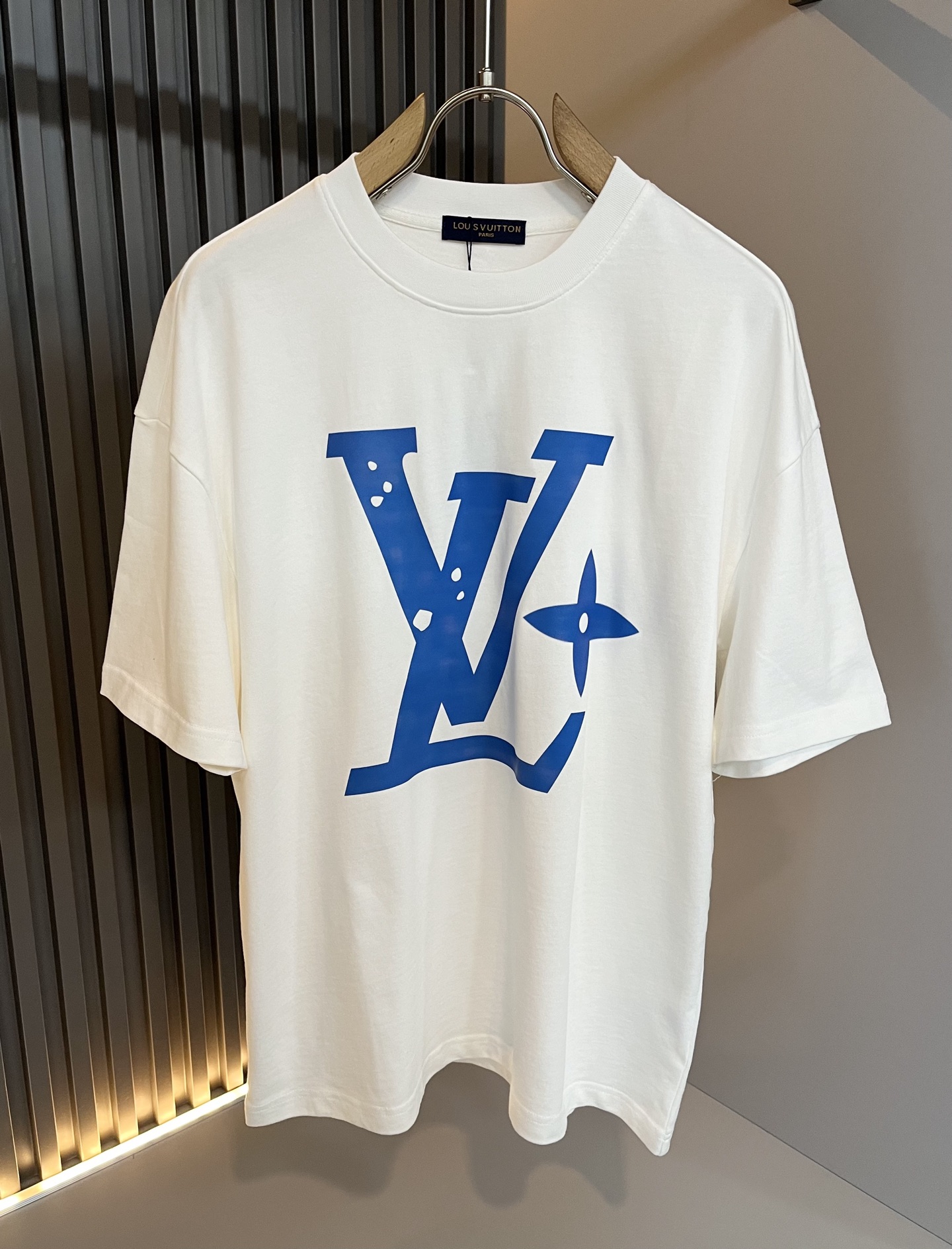 NO:467728,LouisVuitt*Louis*Deng The new series of spring and summer 2025 products are launched, a very fashionable and avant-garde casual suit for men and women, with logo logo pattern and printing decoration!  Different from the past, it declares the design concept that has been passed down for many years in the brand!  Its eye-catchingness is no less than any classic style, perfectly presenting the fashionable, high-end and luxurious feeling in front of the world!  Made of imported cotton, the customer-supplied and imported cotton material is selected, with a high-quality 260g pure cotton fabric, which has a soft and soft touch, and the real thing is definitely beyond your imagination. It is extremely comfortable and breathable in close body. Even if you sweat profusely, you will not feel greasy or stuffy. It will bring sweating and moisture absorption to the extreme!  Size M-2XL, louis vuitton,louis vuitton,alexander wang19860909LouisVuitt*路易*登 2025春夏全新系列单品上线,非常时髦前卫的一款男女同款休闲套装,标识logo图案印花修饰！区别于以往的不同,宣示品牌传承多年的设计理念！其吸睛度完全不亚于任何经典款式,将时髦高级感与奢华感完美呈现在世人眼前！客供进口全棉材质制成,精选优质260g纯棉面料,触感软糯亲肤细腻,实物到手绝对超乎你的想象,贴身无比舒适透气,即便是汗流浃背也不会有腻身及闷热感可言,将排汗吸湿性发挥到了极致！尺码M-2XL,,louis vuitton,louis vuitton,alexander wang,Men's clothing