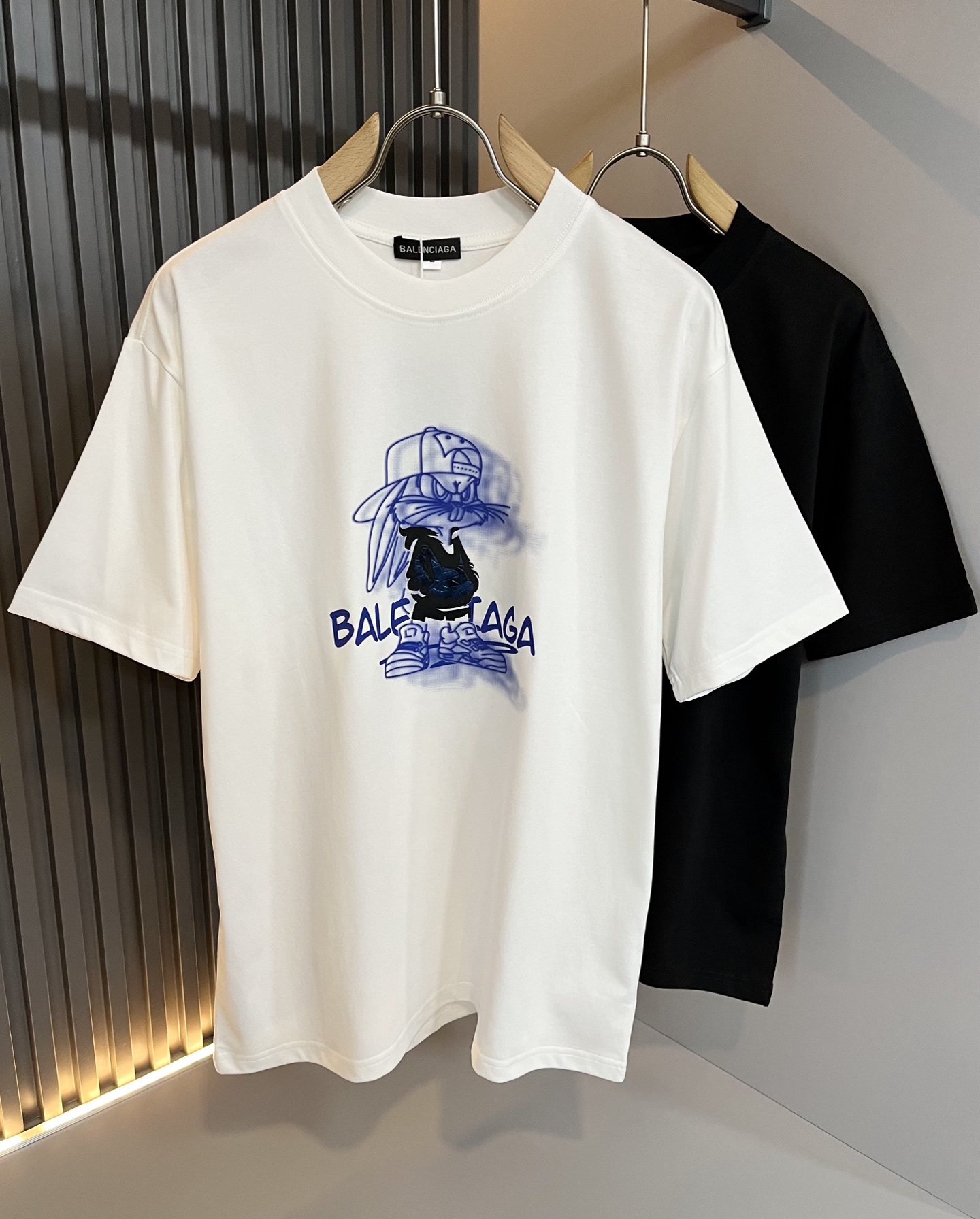 NO:467698,BALENCI*GA Paris* Home 2025 Spring and Summer New Men and Women's Same Short-Sleeve T-shirt!  Fashionable casual short-sleeved T-shirt with catwalk pattern prints!  Design logo glue pressing design!  The most designed and selected customer-supplied 260g pure cotton fabric, which feels soft and skin-friendly, is comfortable and breathable, and you can’t picky about the real thing!  Loose, small, shoulder-dead round neck cut, genderless couple mixed styles, opening up a new fashion charm!  Differentiate the market version of the high-end custom series!  Size M-4XL, balenciaga, T-shirt,tees, t-shirt,alexander wang19860909BALENCI*GA巴黎*家 2025春夏新款男女同款短袖T恤！走秀图案印花时尚休闲短袖T恤衫！设计logo压胶设计！极具设计精选客供260g纯棉面料,手感柔软亲肤,着身舒适透气性都无法挑剔,实物绝对会让你爱不释手！宽松小落肩的圆领版型裁剪,无性别主义的情侣混穿款式,打开全新的时装新韵味！区别市场版本高定系列！尺码M-4XL,,balenciaga,T-shirt,tees，t-shirt,alexander wang,Men's clothing