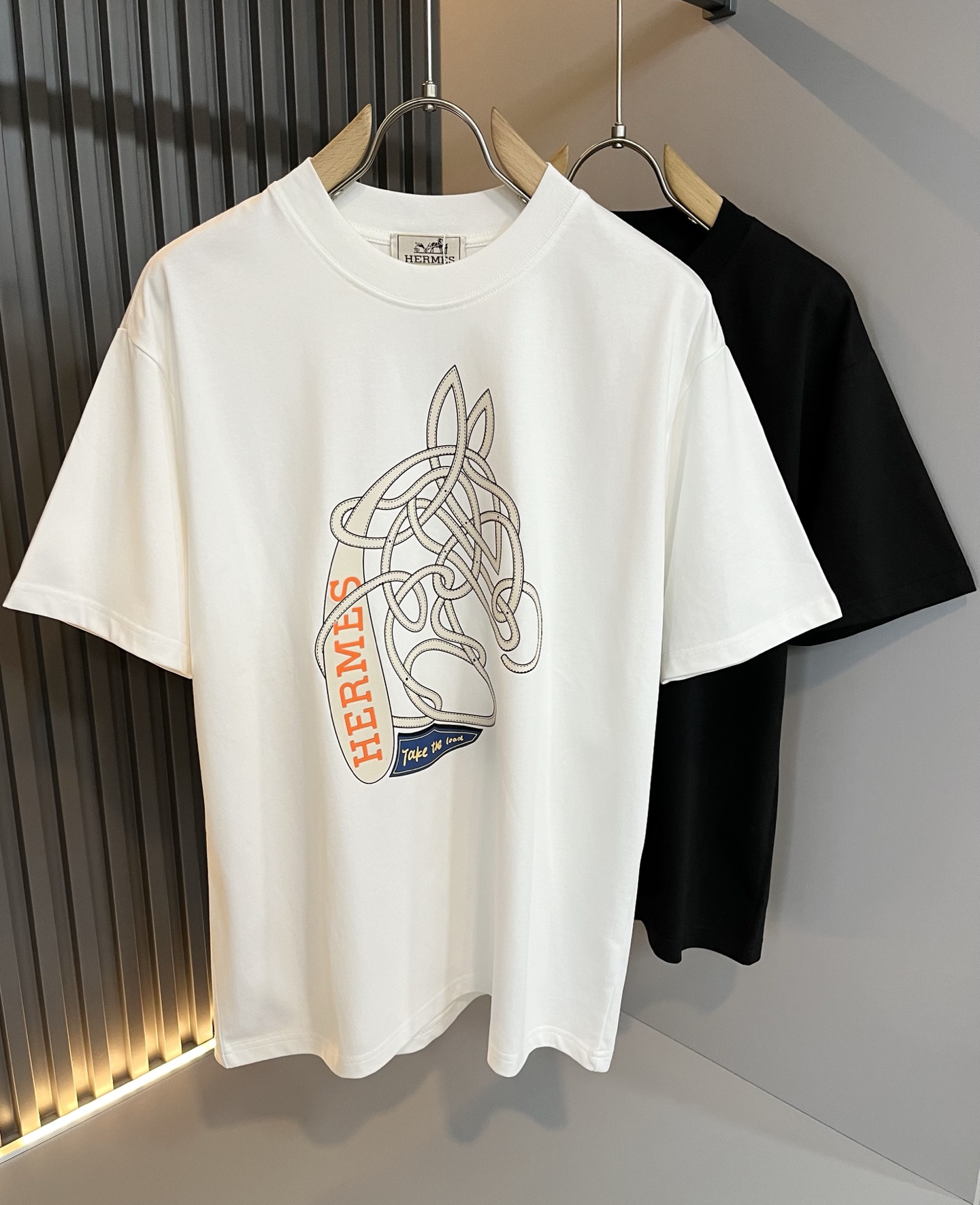 NO:467711,Her*mes 2025 spring and summer new short-sleeved T-shirt for men and women, a brand new upgraded versatile basic style, low-key and luxurious, and a choice of character!  Select high-quality and selected pure cotton fabrics!  Created, enjoy a relaxed and comfortable wearing experience, with super vertical performance, the iconic logo is highly artistic and has a design of the iconic logo with a meticulous craftsmanship and high recognition, showing the new brand micro-label culture!  Classic perfect layout design, precise and in place for cutting. Simple and atmospheric style, and can show fashionable charm in daily leisure life. Size M-4XL, T-shirt,tees, t-shirt,alexander wang19860909Her*mes爱*仕2025春夏新款男女同款短袖T恤,全新升级百搭基础款,低调奢华,品格之选！甄选优质精选纯棉面料！打造而成,享受轻松自在的穿着体验,有着超强的垂直性能 艺术感极强标志性logo压胶烫钻工艺设计,工艺细致,辨识度极高,展现全新品牌微标文化！经典完美版型设计,在裁剪上精准到位.简约大气风格,又能在日常休闲生活中展现时尚魅力.尺码M-4XL,,T-shirt,tees，t-shirt,alexander wang,Men's clothing