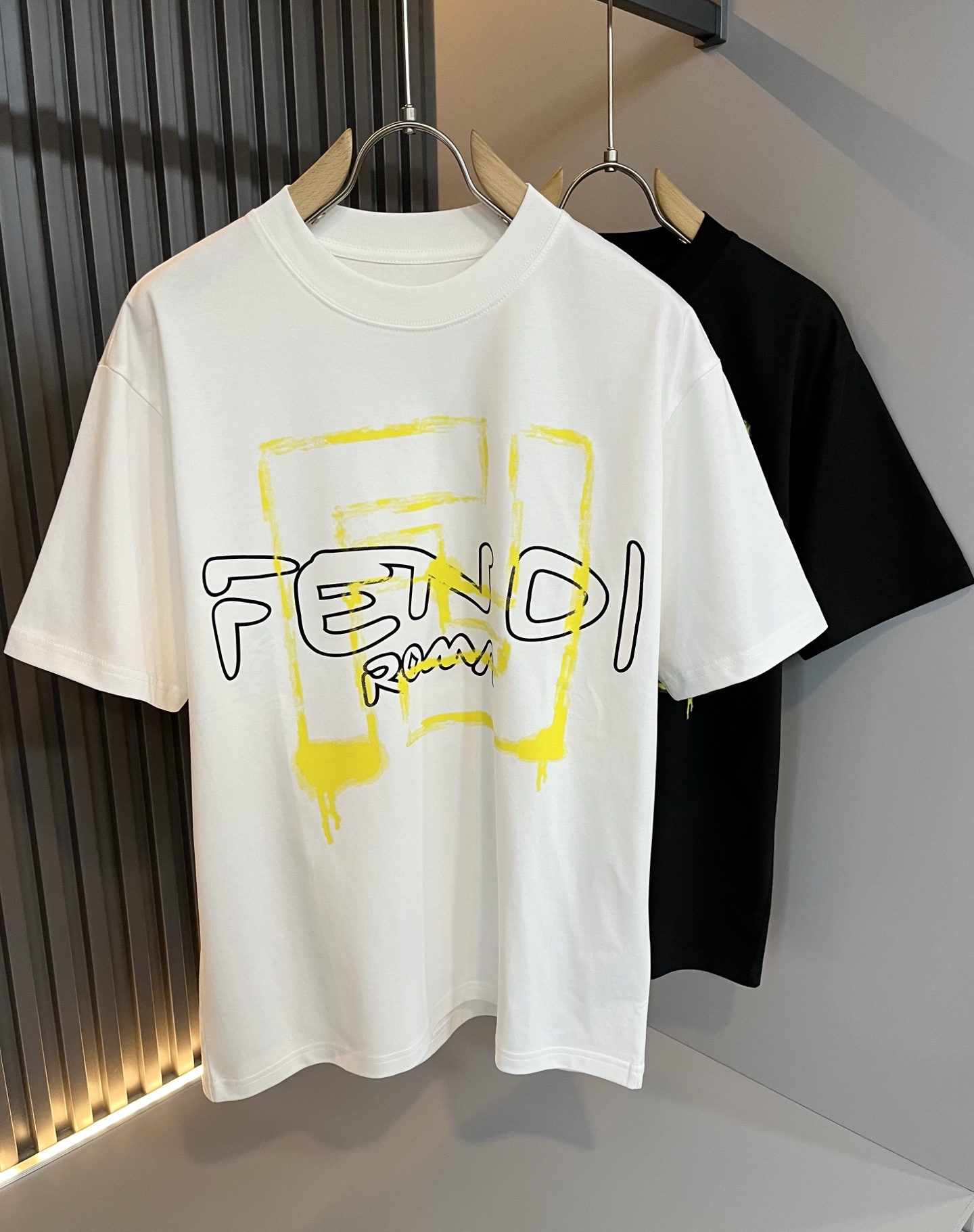 NO:470473,FEN*I FEN*Di's new spring and summer 2025 FD family FF men and women base shirt, versatile and simple short sleeves for men and women. Original Italian orders, popular FD family items, simple and pure colors. The FD family's enduring iconic products, high-quality products with full representation and full specifications, and high-quality products that all FD fans are worth buying!  Pure Yidian channel orders, high-end and popular products from the FD family, very popular items at the moment, and iconic letter logo pattern glue-on modification!  High-end goods worth keeping and giving away to others!  It is trendy and beautiful, with a full sense of trendy atmosphere, and has a very high level and specifications. It uses a very classic black and white color combination, giving people a strong visual impact and has a very high recognition. It is top-quality exclusive pure cotton fabric, created with a soft, delicate and comfortable touch, and has a very high-end and classy appearance!  Perfectly interprets the charm of the brand and leaves a deep impression. It is more fashionable and charming. It has simple, elegant and fashionable upper body, and is even more stressful for outfits!  The inner wear alone is very delicious and beautiful scenery that cannot be ignored!  Size M-4XL, fendi,dior,T-shirt,alexander wang19860909FEN*I 芬*迪2025春夏新款FD家族FF男女同款打底衫,男女同款百搭极简短袖.意大利原厂订单,FD家族人气单品,简约纯色系打造.FD家族经久不衰的标志性臻品,代表性十足,规格感十足的精品,所有FD粉丝都值得抢购的精品！纯正意代渠道订单,FD家族的高奢人气爆款产物,当下十分火爆的单品,标志性字母logo图案压胶修饰！值得自留和送人的高端货！新潮又好看,潮流气息感十足,档次规格感极高,并且采用十分经典的的黑白双色搭配,给人的视觉冲击感相当强烈,有着极高的辨识度,顶级专属纯棉面料,打造,触感柔软细腻舒适,品相相当高级有档次！完美诠释品牌魅力,给人留下深刻印象.更具时尚与韵味,上身简约大方时尚,对于穿搭更是毫无压力！单穿内搭都极有味道,不可忽视的靓丽风景线！ 尺码M-4XL,,fendi,dior,T-shirt,alexander wang,Men's clothing