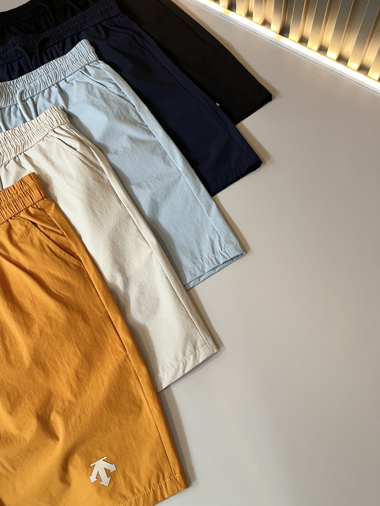 NO:471340,DESCENTE, a new spring and summer casual shorts 2025, a professional sports brand since 1935. For more than 80 years, it has always adhered to the 'Design That Moves' with the spirit of design-driven sports, integrating innovative technology with design aesthetics, and creating high-quality sports equipment in multiple professional fields such as skiing, golf, and triathlon!  The latest design elements of the brand!  Neither monotonous nor complicated, it shows taste just right!  Customer-supplied top-level logo pressing design!  Customized original polyester fabric!  Comfortable and breathable are no problem at all. The unique high luxury of the fabric presents a simple and elegant temperament!  Full three-dimensional! Standard cutting design!  Every detail is a synchronized with high-end fashion. Size: M-2XL, shorts, alexander wang19860909迪桑特DESCENTE,2025春夏新款休闲短裤,自1935年荣耀至今的专业运动品牌.80余年来,始终坚持“Design That Moves” 以设计驱动运动的精神,将创新科技与设计美学相融合,在滑雪、高尔夫、铁人三项等多个专业领域,打造高品质的运动装备！品牌最新设计元素！既不单调也不复杂,恰到好处的展现品味！客供顶级logo压胶设计！定制原版聚酯纤维面料！舒适透气根本不在话下,面料独具的高奢感呈现简约优雅气质！饱满立体!标准裁剪设计！每一处细节都是与高端时尚同步的体现.尺码:M-2XL,,shorts,alexander wang,Men's clothing