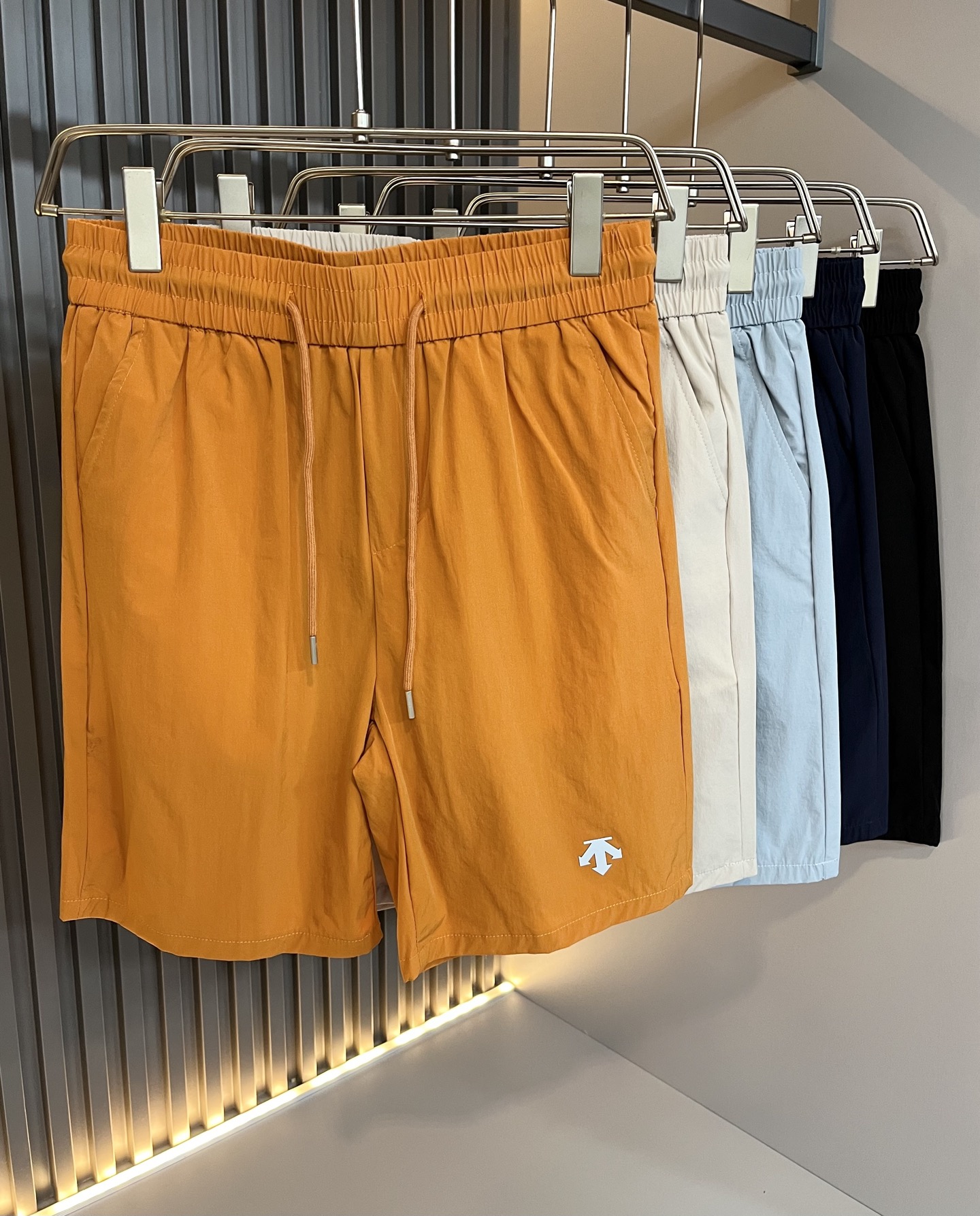 NO:467709,DESCENTE, a new spring and summer casual shorts 2025, a professional sports brand since 1935. For more than 80 years, it has always adhered to the 'Design That Moves' with the spirit of design-driven sports, integrating innovative technology with design aesthetics, and creating high-quality sports equipment in multiple professional fields such as skiing, golf, and triathlon!  The latest design elements of the brand!  Neither monotonous nor complicated, it shows taste just right!  Customer-supplied top-level logo pressing design!  Customized original polyester fabric!  Comfortable and breathable are no problem at all. The unique high luxury of the fabric presents a simple and elegant temperament!  Full three-dimensional! Standard cutting design!  Every detail is a synchronized with high-end fashion. Size: M-2XL, shorts, alexander wang19860909迪桑特DESCENTE,2025春夏新款休闲短裤,自1935年荣耀至今的专业运动品牌.80余年来,始终坚持“Design That Moves” 以设计驱动运动的精神,将创新科技与设计美学相融合,在滑雪、高尔夫、铁人三项等多个专业领域,打造高品质的运动装备！品牌最新设计元素！既不单调也不复杂,恰到好处的展现品味！客供顶级logo压胶设计！定制原版聚酯纤维面料！舒适透气根本不在话下,面料独具的高奢感呈现简约优雅气质！饱满立体!标准裁剪设计！每一处细节都是与高端时尚同步的体现.尺码:M-2XL,,shorts,alexander wang,Men's clothing