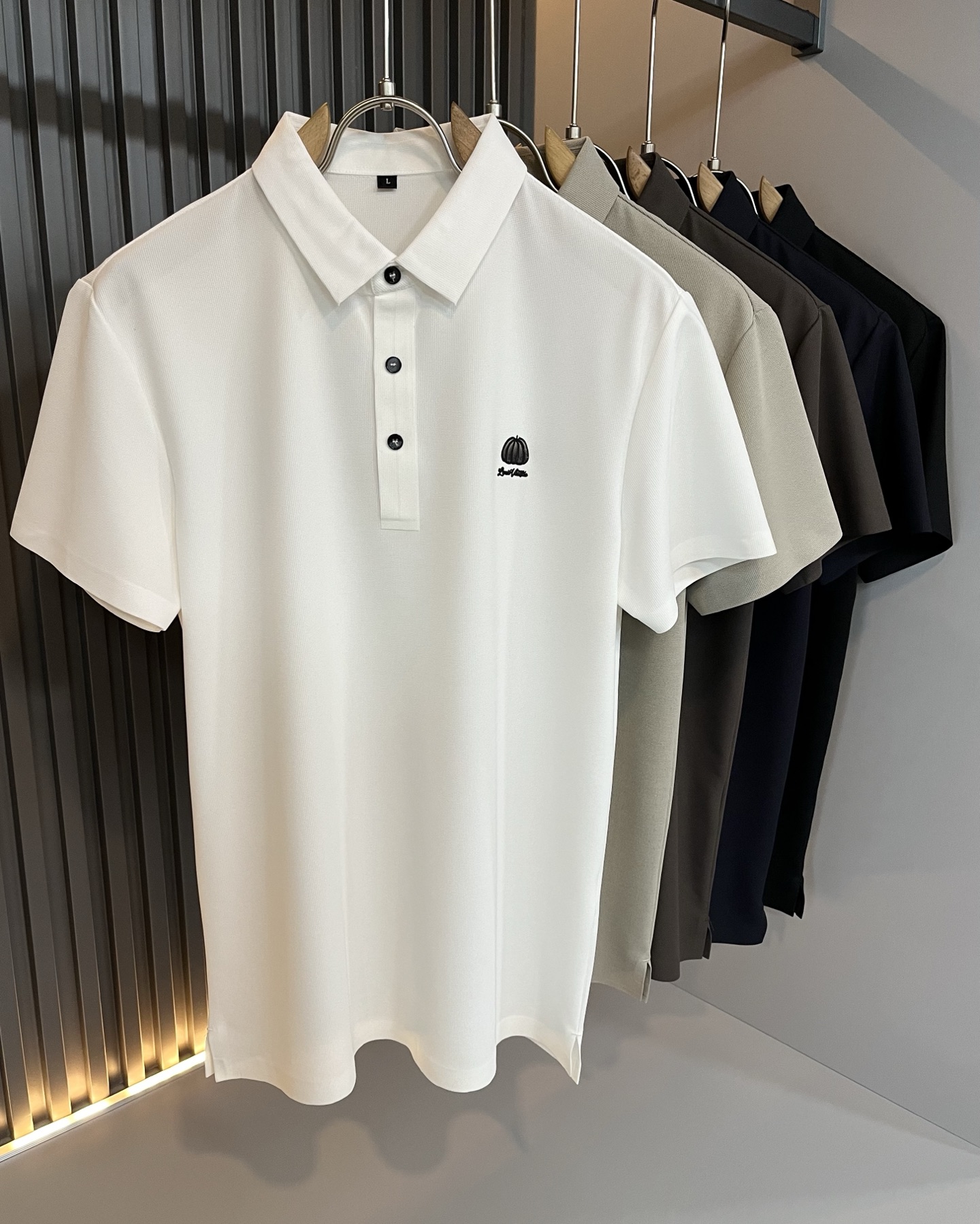 NO:467750,LouisVuitt*Louis*Deng 2025 spring and summer new product latest craftsmanship short-sleeved Polo shirt, chest logo pattern glue-pressing design!  Representing the brand image, simple and comfortable styles, high-end customized bead floor cotton fabric, solid color series is a favorite style, and simple styles are more diverse when worn. The seemingly simple styles are actually more time-consuming to cut fashion styles in fabrics and craftsmanship production, simple plain color small pointed collar men's short-sleeved polo, shirts that every man should buy!  Size M-4XL, louis vuitton,louis vuitton,shirts,T-shirt,alexander wang19860909LouisVuitt*路易*登 2025春夏新品最新工艺短袖Polo衫,胸前logo图案压胶设计！代表品牌形象 简洁舒适的款式,高端定制珠地棉面料 纯色系列更是大家非常喜爱款,简约的款式穿搭起来更加的多样化.看似简单的款式,其实在面料以及工艺制作上更费时裁剪时尚版型,简约式素色小尖领男士短袖polo、每一个男士都应该入手的衬衫！尺码M-4XL,,louis vuitton,louis vuitton,shirts,T-shirt,alexander wang,Men's clothing