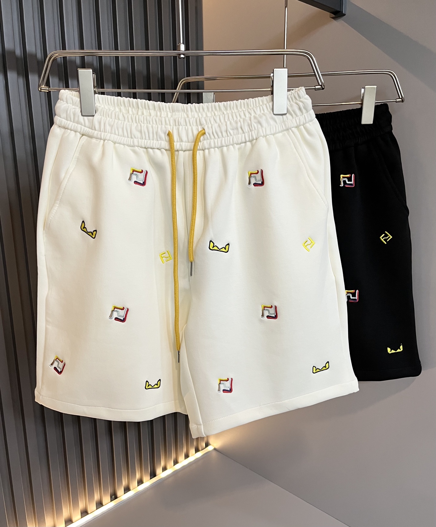 NO:467723,FEN*DI 2025 spring and summer new classic casual versatile drawstring casual shorts, trading company channel orders, FD versatile casual pants, trendy design among big brands, original exclusive pure cotton material for customer supply!  It has a wide feeling and will not soften and have a texture!  The wiring is neat and delicate, custom drawstrings at the waist, and panoramic logo embroidery design!  It is the most fashionable to wear any top, the first choice for autumn and winter wardrobe, and one of the must-have brands in fashion trendsetter wardrobe!  Very brand recognition!  And the creation of bright devil eyes is very eye-catching!  The drawstring design is very user-friendly, and the overall versatile and beautiful!  Size M-4XL, fendi, shorts, alexander wang19860909FEN*DI芬*迪 2025春夏新款经典休闲百搭抽绳休闲短裤,贸易公司渠道订单,FD百搭休闲裤,大牌中的潮流设计,客供原版专属纯棉材质！自带挺阔感不会软塌有质感！走线工整细腻,腰部定制抽绳,全景logo刺绣设计！随意搭任何上衣都是最时尚的存在,秋冬衣橱首选单品,时尚弄潮儿衣柜中必备品牌之一！非常具有品牌辨识度！且亮色恶魔眼的打造,十足吸睛！抽绳的设计非常人性化,整体百搭又好看！尺码M-4XL,,fendi,shorts,alexander wang,Men's clothing