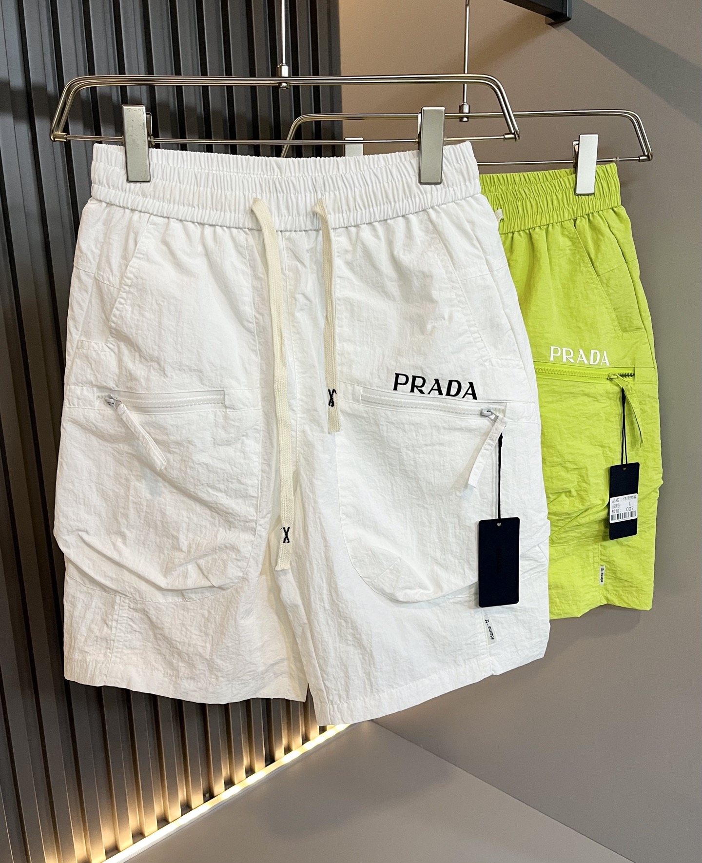 NO:467716,PRA*DA Pu*da 2025 spring and summer new men's casual shorts, a high-end quality choice... A versatile trousers that combine casual pants is also an indispensable matching tool in men's wardrobe. It is a classic style with practical wear!  The design style of the whole casual pants is simple and fashionable, which is very consistent with the low-luxury style setting, has excellent skin-friendly value, is easy to wear, and is full of detail!  Classic logo pattern glue pressing design!  This trousers are made of high-quality polyester fiber fabric. The fabric is comfortable, soft and delicate, and has a good vertical feeling. It looks very textured and has a high-end charm. The first-class and exquisite style cutting, the line is delicate, smooth and neat, and the casual and casual pants look good no matter how you match it. If you like it, buy it now. Good products are not waiting for anyone!  Size M-4XL, prada, shorts, alexander wang19860909PRA*DA普*达 2025春夏新款男士休闲短裤,高端品质之选……一款休闲裤兼备的百搭裤装,也是男士衣橱里不可缺少的搭配神器,属于实穿型的经典款式！整条休闲裤的设计风格简洁时尚,非常符合低奢的风格设定,亲肤值优越,穿着方便,细节感十足！经典标识logo图案压胶设计！此款裤装采用优质聚酯纤维面料打造而成,面料舒服,手感柔软细腻,有着很好的垂直感,看上去非常有质感,细品高级韵味十足.一流精湛的版型裁剪,走线细致平顺工整,休闲随意怎么搭配都好看的裤装,喜欢的赶紧入手吧,好货可不等人！尺码M-4XL,,prada,shorts,alexander wang,Men's clothing