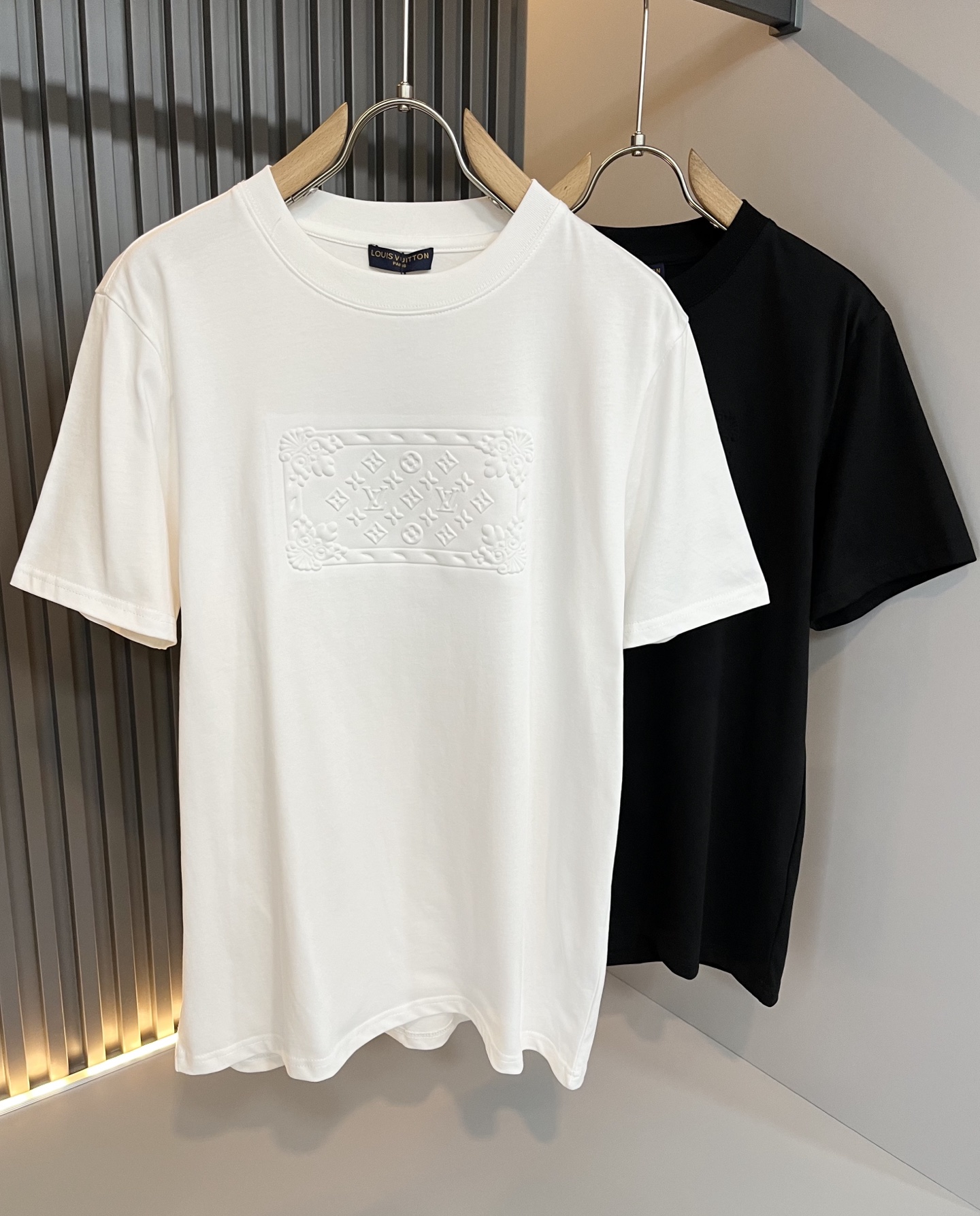 NO:470464,LouisVuitt*Louis*Deng The new series of products in 2025 spring and summer are launched, a very fashionable and avant-garde short-sleeved T-shirt for men and women, with logo pattern glue-touching!  Different from the past, it declares the design concept of brand inheritance!  Its eye-catchingness is no less than any classic style, perfectly presenting the fashionable, high-end and luxurious feeling in front of the world!  Made of imported 260 grams of cotton, selected high-quality pure cotton fabrics, soft and soft to the touch, the real thing is definitely beyond your imagination, close to the body and breathable, even if you sweat profusely, you will not feel greasy or stuffy, and will bring sweating and moisture absorption to the extreme!  Size S-2XL, louis vuitton,louis vuitton,t-shirt,tees,t-shirt,alexander wang19860909LouisVuitt*路易*登 2025春夏全新系列单品上线,非常时髦前卫的一款男女同款短袖T恤,标识logo图案压胶修饰！区别于以往的不同,宣示品牌传承的设计理念！其吸睛度完全不亚于任何经典款式,将时髦高级感与奢华感完美呈现在世人眼前！客供进口260克全棉材质制成,精选优质纯棉面料,触感软糯亲肤细腻,实物到手绝对超乎你的想象,贴身无比舒适透气,即便是汗流浃背也不会有腻身及闷热感可言,将排汗吸湿性发挥到了极致！尺码S-2XL,,louis vuitton,louis vuitton,T-shirt,tees，t-shirt,alexander wang,Men's clothing