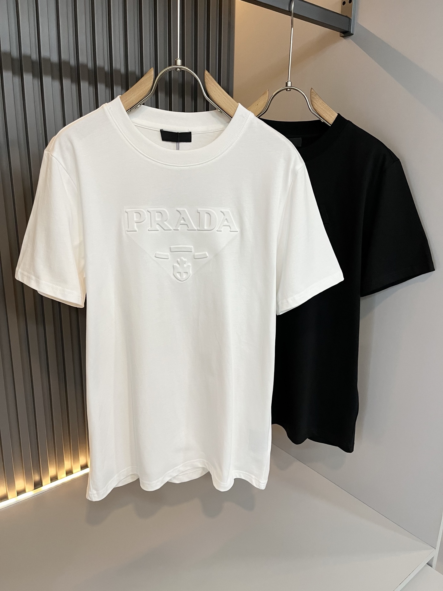 NO:467743,PRAD*A Pu*da 2025 spring and summer new short-sleeved T-shirt for men and women, the latest model is exclusively available on the entire network!  !  ~ It is classic and fashionable and versatile, who doesn’t like it? It will show the classic again. It is very pleasing to the eye and comes with a low luxury halo and recognition!  Pr*da's traditional brand concept and modern advanced technology are perfectly combined. Coupled with the extremely modern and simple design, P's exclusive logo pattern glue pressing design!  Customized 100% imported pure cotton fabric!  The texture of this model is quite touching, the specifications and grades are known with tentacles. The degree of delicateness and breathability are top-notch!  Size S-2XL, prada, T-shirt,tees, t-shirt,alexander wang19860909PRAD*A普*达2025春夏新款男女同款短袖T恤,最新款全网独家首上！！~既经典有时尚百搭,谁不爱啊,将经典再次展现,非常的耐看,自带低奢光环与辨识度！Pr*da传统的品牌理念和现代化的先进技术进行了完美结合.加上极其现代摩登风范的简约设计,p家专属logo图案压胶设计！定制百分百进口纯棉面料！此款的质感相当感人 触手便知规格档次 细腻程度与透气效果堪称顶级！尺码S-2XL,,prada,T-shirt,tees，t-shirt,alexander wang,Men's clothing