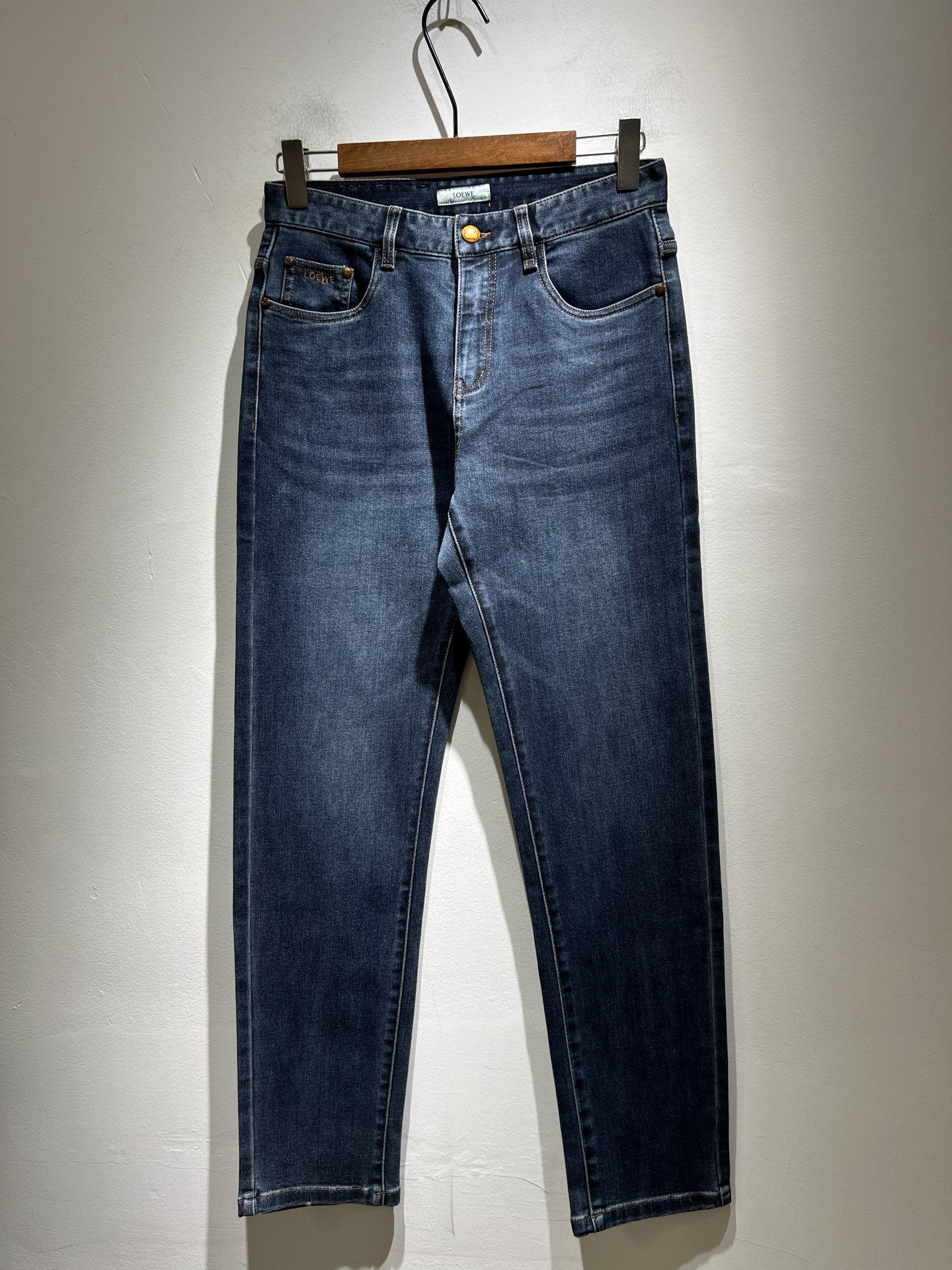 NO:467769,LO*WE/Luo*We 2025 spring and summer new men's fashion high-end casual pants, Hong Kong foreign business channel products, original Japanese products, pure blood quality, perfectly continues the essence and genes of LOE*'s home. From the main fabric to the detailed craftsmanship, all show the ingenuity of quality, use multiple brand elements to interpret, and choose precious cowhide material to build a logo waist brand leather design!  Identity manifestation that belongs to the soul!  Customer-supplied high-end imported pure cotton fabrics, very high-end and fashionable detailed craftsmanship, red ear cloth is completed by a specific antique loom. This element represents the identity and rank of jeans, which is very worthy of careful appreciation!  In terms of matching, it is invincible and explains the versatility in place, with ingenious details and exquisite accessories. The auxiliary materials are all provided by foreign merchants. They are tailored and slim, and the upper body is lifted with an excellent effect. They are a styling item that is hard to come by!  Size 30 -40, loewe, jeans, cowhide, alexander wang19860909LO*WE/罗*威2025春夏新品男士时装款高端休闲裤,香港洋行渠道货,日本原厂出品,纯血统品质,完美延续了LOE*家的精髓与基因,从主体面料到细节工艺,无不彰显出品质的匠心所在,运用多个品牌元素标识来诠释,选取矜贵的牛皮材质构建logo腰牌皮革设计！属于灵魂式的身份彰显！客供高级进口的纯棉面料,非常高级且时髦的细节工艺,赤耳布是由特定古董织布机完成,此元素代表着牛仔裤的身份及段位,非常值得细品悦人！在搭配上所向无敌,把百搭阐释到位,细节匠心考究,辅料皆为外商客供,剪裁合体修身,上身提臀效果绝佳,可遇而不可求的造型单品！尺码30 -40,,loewe,jeans,cowhide,alexander wang,Men's clothing