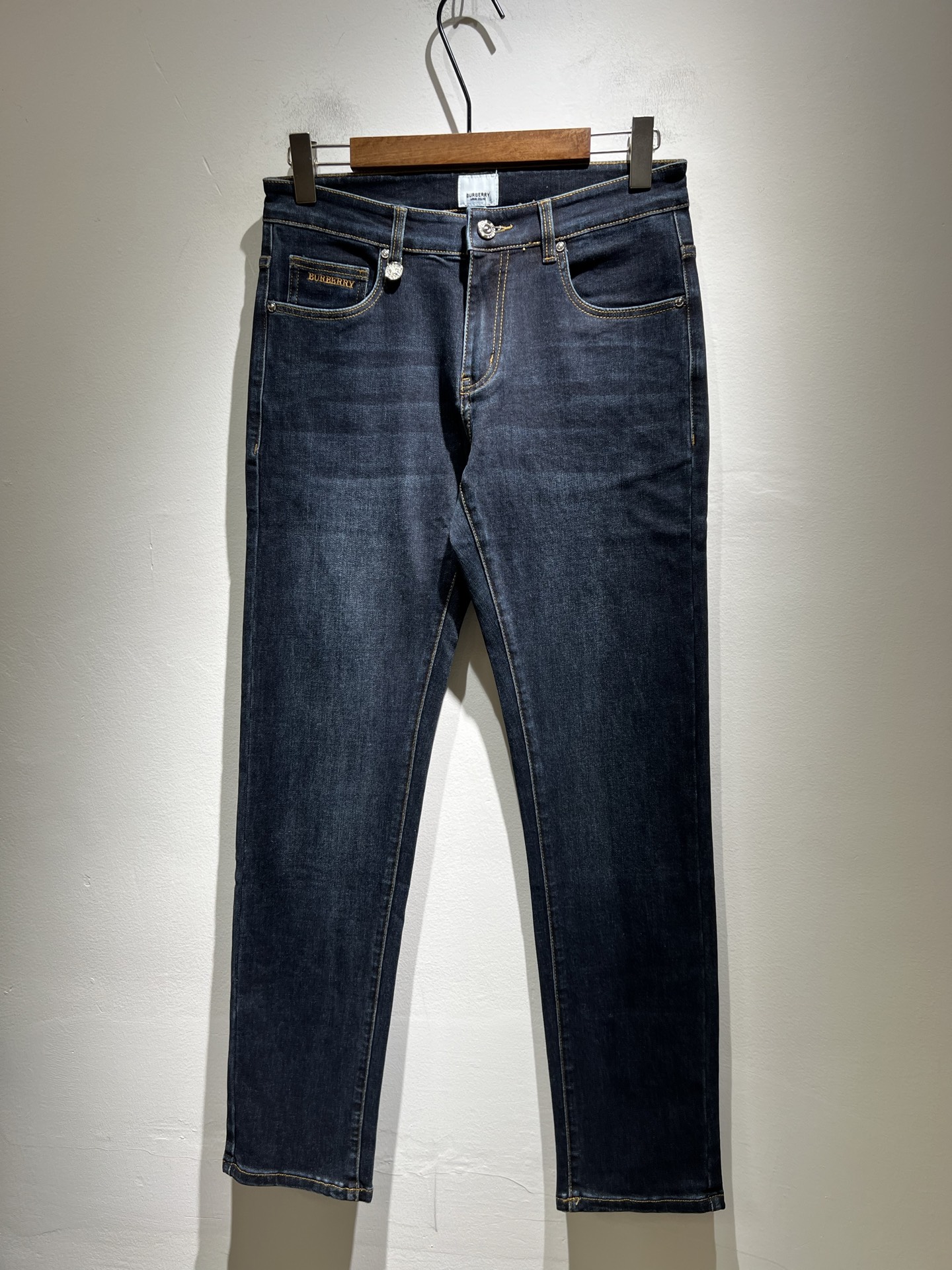 NO:467774,BURBER*Y Ba*li Spring and Summer 2025 New high-end casual and versatile jeans for men!  For BUR fans, such a grand classic design is enough to plant grass at a glance. It is the most handsome series among all BUR jeans this year. I only need to take a look and know that this will definitely be a hit product that has caused a sensation, and it is popular on the Internet. The classic slim three-dimensional tailoring style is equipped with the latest logo pattern waist brand craft design!  Very representative waist brand modification!  It simply and easily demonstrates the charm of the brand, and naturally presents specifications, grades, fashion and trendy effects. It matches the performance to easily create a high-end and high-end effect!  The top imported Japanese washing cowboy is made of cotton, and it is comfortable and breathable, and has a natural drape, which is suitable for all year round outfits!  !  This jeans are made of three-dimensional cut and straight-fitting style. The magic and practical wearability of the single match are understandable. Whether you are wearing daily clothes or appearing on the high street, it is the best choice. It is super charming!  It also demonstrates the authentic BUR original flavor, and it also perfectly shows its specifications and rank!  Obviously, this is a big and powerful product that you must collect. Whether you are a fan of BUR or not, you must collect this product and highly recommend it!  Size 29-40, Burberry, jeans, alexander wang19860909BURBER*Y巴*莉 2025春夏 新品男士高端休闲百搭牛仔裤！对于BUR粉丝来说,这样大气的经典设计足矣一眼种草,是今年BUR所有牛仔裤当中最帅的一个系列,我只需要看一眼就知道,这绝对会是一个引起轰动的爆款,而且全网风靡,经典的修身立体剪裁版型打造,配置了最新的logo图案腰牌工艺设计！极具代表性腰牌修饰！简单轻松的彰显出品牌魅力所在,自然而然的呈现规格,档次,时髦以及新潮效果,搭配性能满分,轻松穿出高级感与高端效果！顶级的进口日本洗水牛仔棉质打造,并舒适透气感满分,且垂感自然,适合一年四季的穿搭所需！！此款牛仔裤采用了立体裁剪小直筒版型打造,其单配魔力与实穿性是无可厚非的,不管你是日常穿搭还是高街出镜都是不二之选,超具魅力！更是彰显了地地道道的的BUR原味,同时也是完美的展现了其规格和段位所在！很显然,这是一款绝对要收的重磅好货,不管你是不是BUR的粉丝,此款你都必须要收,极力推荐的好货！尺码29-40,,burberry,jeans,alexander wang,Men's clothing