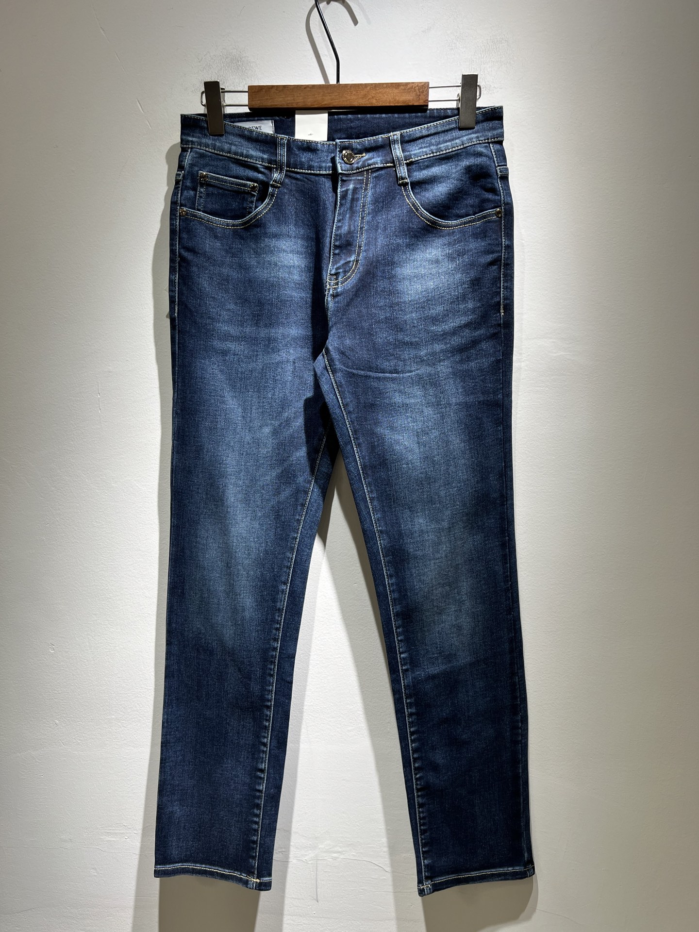 NO:467796,LO*WE/Luo*We 2025 spring and summer new men's fashion high-end casual pants, Hong Kong foreign business channel products, original Japanese products, pure blood quality, perfectly continues the essence and genes of LOE*'s home. From the main fabric to the detailed craftsmanship, all show the ingenuity of quality, use multiple brand elements to interpret, and choose precious cowhide material to build a logo waist brand leather design!  Identity manifestation that belongs to the soul!  Customer-supplied high-end imported pure cotton fabrics, very high-end and fashionable detailed craftsmanship, red ear cloth is completed by a specific antique loom. This element represents the identity and rank of jeans, which is very worthy of careful appreciation!  In terms of matching, it is invincible and explains the versatility in place, with ingenious details and exquisite accessories. The auxiliary materials are all provided by foreign merchants. They are tailored and slim, and the upper body is lifted with an excellent effect. They are a styling item that is hard to come by!  Size 30 -40, loewe, jeans, cowhide, alexander wang19860909LO*WE/罗*威2025春夏新品男士时装款高端休闲裤,香港洋行渠道货,日本原厂出品,纯血统品质,完美延续了LOE*家的精髓与基因,从主体面料到细节工艺,无不彰显出品质的匠心所在,运用多个品牌元素标识来诠释,选取矜贵的牛皮材质构建logo腰牌皮革设计！属于灵魂式的身份彰显！客供高级进口的纯棉面料,非常高级且时髦的细节工艺,赤耳布是由特定古董织布机完成,此元素代表着牛仔裤的身份及段位,非常值得细品悦人！在搭配上所向无敌,把百搭阐释到位,细节匠心考究,辅料皆为外商客供,剪裁合体修身,上身提臀效果绝佳,可遇而不可求的造型单品！尺码30 -40,,loewe,jeans,cowhide,alexander wang,Men's clothing