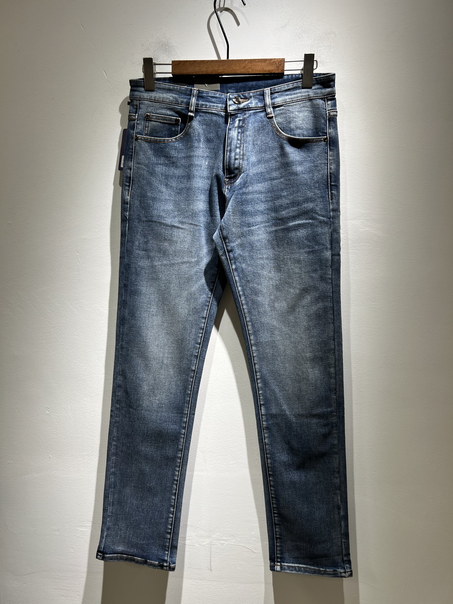 NO:467804,Arman A*ni's new spring and summer 2025 new men's small straight jeans, trading company orders!  Synchronized on the official website, classic works are very good to match clothes, and they taste very good no matter how you wear them. Original imported retro denim fabric, soft feel, truly low-key and luxurious, very suitable for autumn and winter wear. Standard straight slim fit style, more comfortable to wear, unrestrained, and particularly particular about accessories. Exquisite original logo logo waist brand design!  The lining is very solid. The point is that it has very high cost performance and very good quality. It is worth buying!  Size 29-40, Armani,jeans,alexander wang19860909Arman阿*尼2025春夏新款男士小直筒牛仔裤,贸易公司订单！官网同步 经典之作很好搭配衣服哦 怎么穿都很有味道 原版进口复古牛仔布面料 柔软手感 真正的低调奢华 很是适合秋冬季节穿着 标准直筒修身版型 穿起来更加舒服 无拘无束 辅料上面特别的讲究 精致原版标志logo腰牌设计！内衬走线都非常的扎实 重点就是 性价比非常高 质量非常好 值得购入！尺码29-40,,armani,jeans,alexander wang,Men's clothing