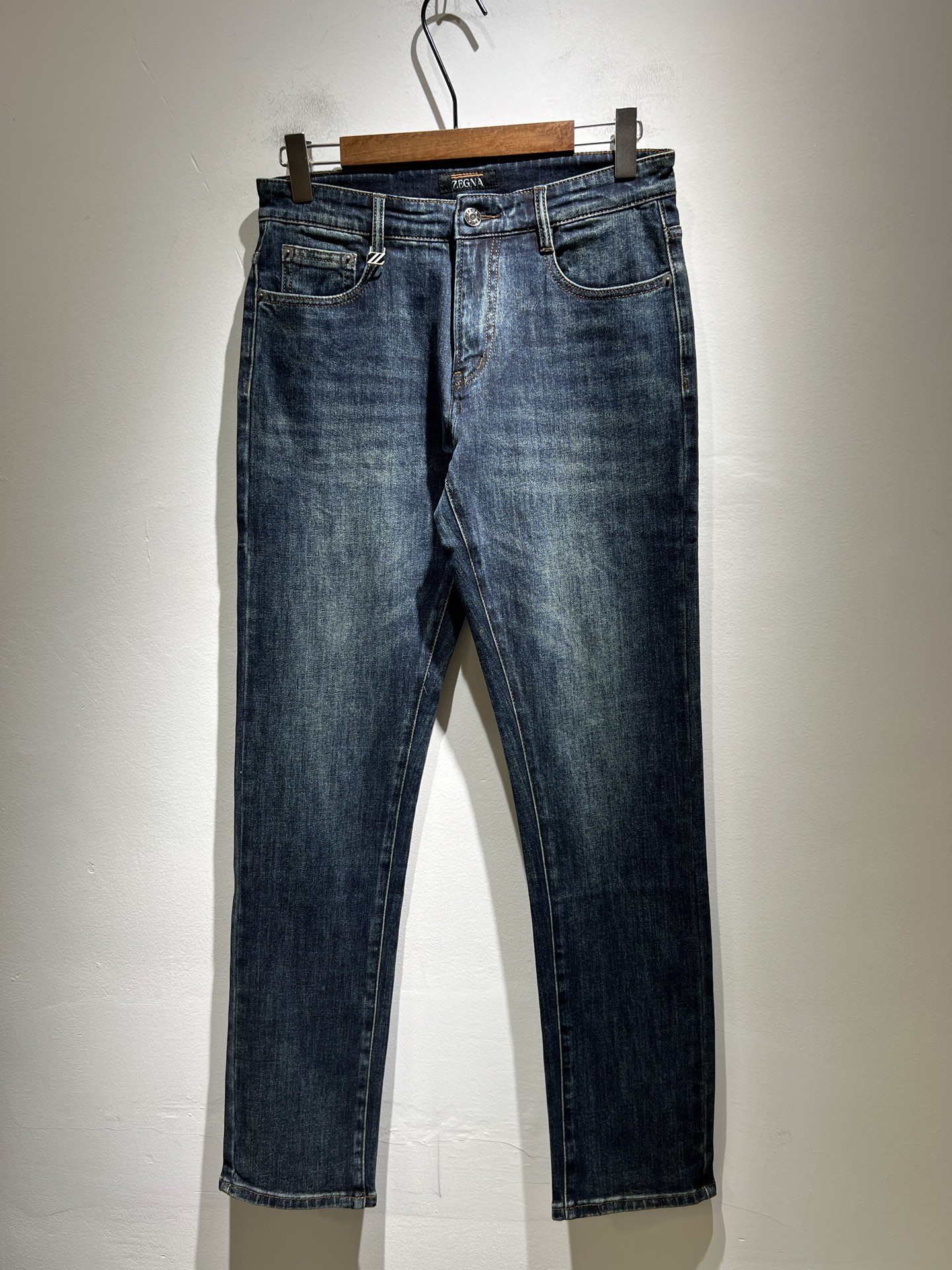 NO:467780,Zegna's new spring and summer 2025 new men's casual jeans, the finale of the channel has appeared!  !  Sold simultaneously at the counter!  It is no exaggeration to say that this trouser is made from the original OEM channel, not a bragging original OEM, but is a product from the domestic ready-to-wear OEM factory officially authorized by Jenia!  Therefore, the ratio of quantity and size is extremely short, so you can earn it if you grab it!  The best pants are officially unveiled!  !  !  !  !  !  Zegna's things have always been one of the only essential outfits for successful business people!  Not everyone can easily surpass the brand's high-end style and its own strong aura. No matter which season the style is, it is a standard temperament!  However, the fabric style is between business and casual and daily wear, and the waist design logo waist brand decoration!  Only Jenya, who can design a pair of trousers so well-suited to the public, is the only one who focuses on men's clothing, business and casualness!  Whether you wear this style in a casual occasion or in a business occasion, you must wear it well and be able to wear it to your own taste!  Pants that give yourself unlimited points!  Size 29-40, zegna, jeans, alexander wang19860909Zegna 杰尼亚 2025春夏新款男士休闲牛仔裤,压轴的渠道货出现了！！柜台同步销售！ 毫不夸张的说,此款裤装是原厂代工渠道的货,并不是吹牛的原厂代工,完全是由杰尼亚官方授权的国内成衣代工厂出来的产品！所以数量跟尺码配比都极度紧缺,抢到就是赚到！最好的裤装正式揭幕！！！！！！Zegna的东西,从来都是成功商务人士的专属必备行头之一！品牌高级的格调以及自带强大的气场并不是所有人都能轻易凌驾的.无论哪季的款式都是都是气质标配！但是面料版型又介乎于商务休闲跟日常穿着之间,腰身设计logo腰牌修饰！能将一款裤装设计到如此贴合大众穿着,也就只有专注于男装商务休闲的杰尼亚了！不论您是休闲场合穿搭,或者商务场合此款都能搭配的恰到好处要穿,就必须穿好的,能穿出属于自己品味的！给自己无限加分的裤子！尺码29-40,,zegna,jeans,alexander wang,Men's clothing